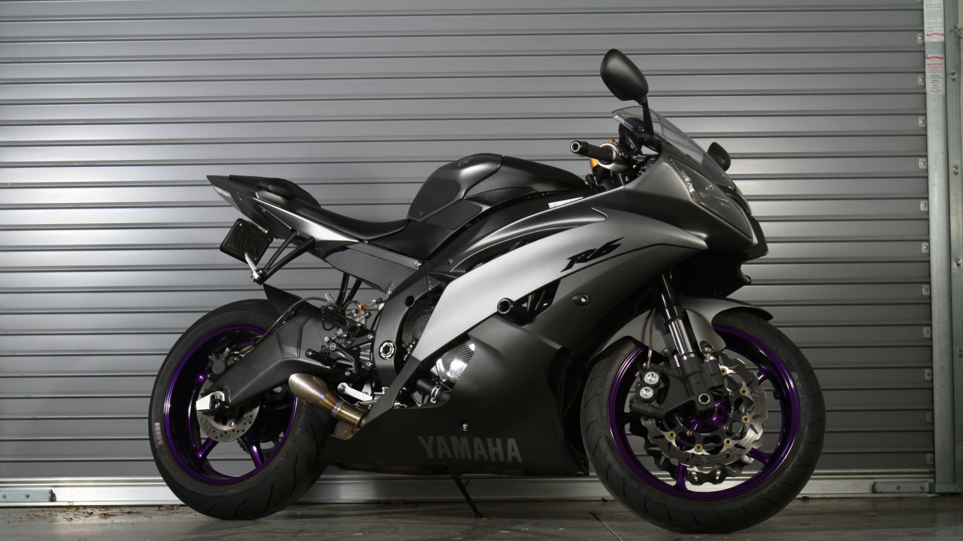 Black and Silver Sports Bike. Wallpaper in 1366x768 Resolution