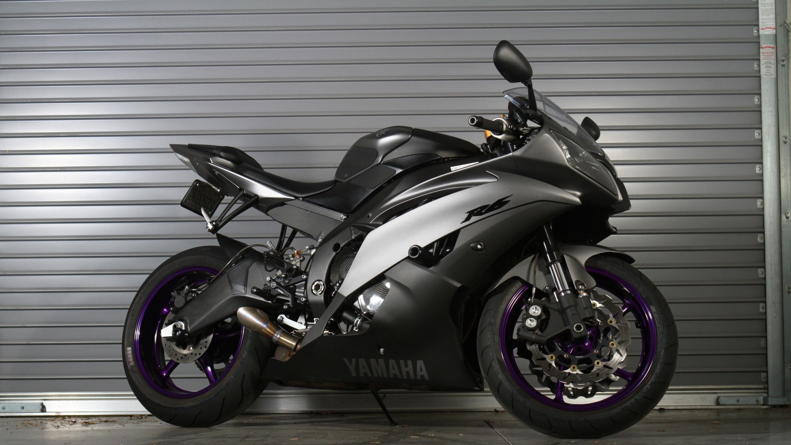 Black and Silver Sports Bike. Wallpaper in 2560x1440 Resolution