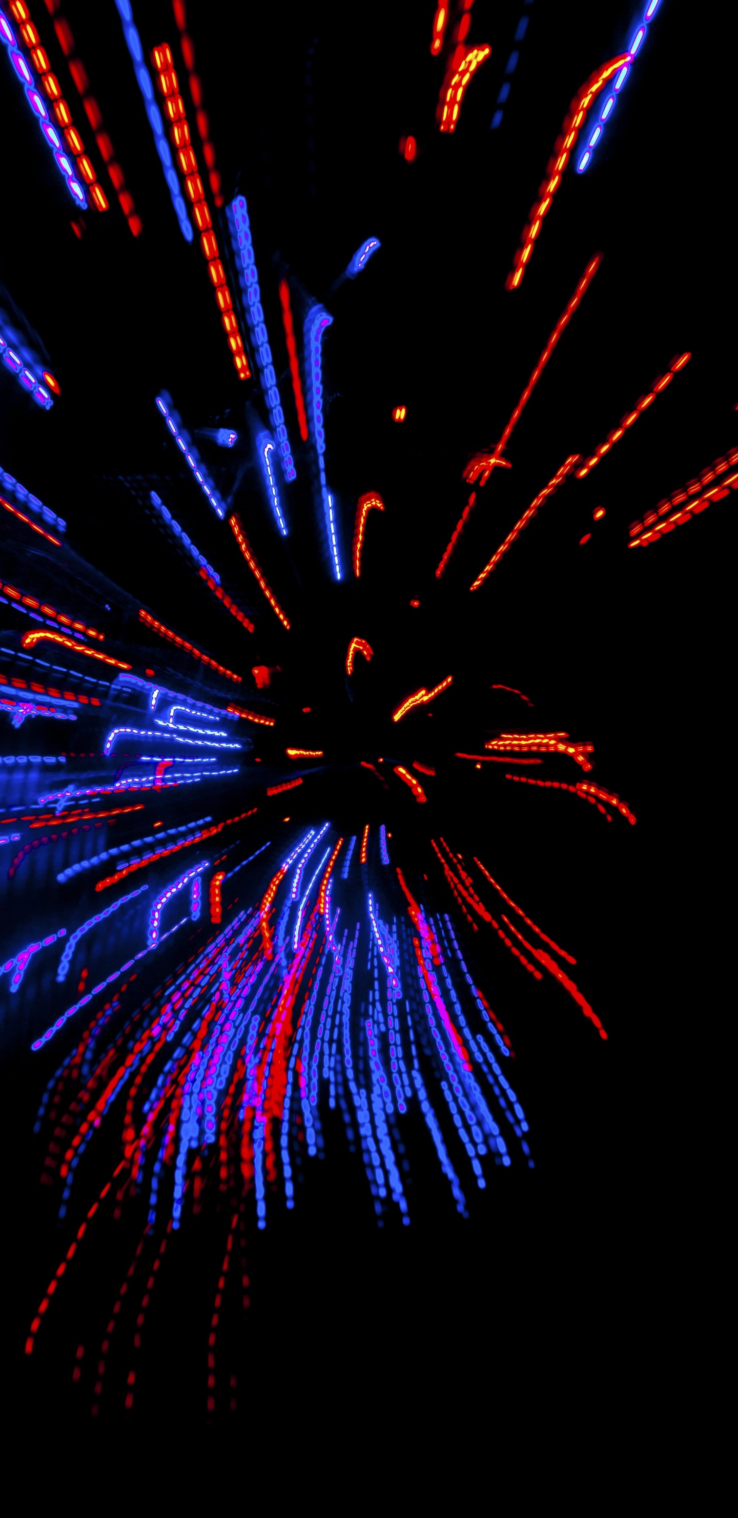 Rotes Und Blaues Feuerwerk. Wallpaper in 1440x2960 Resolution