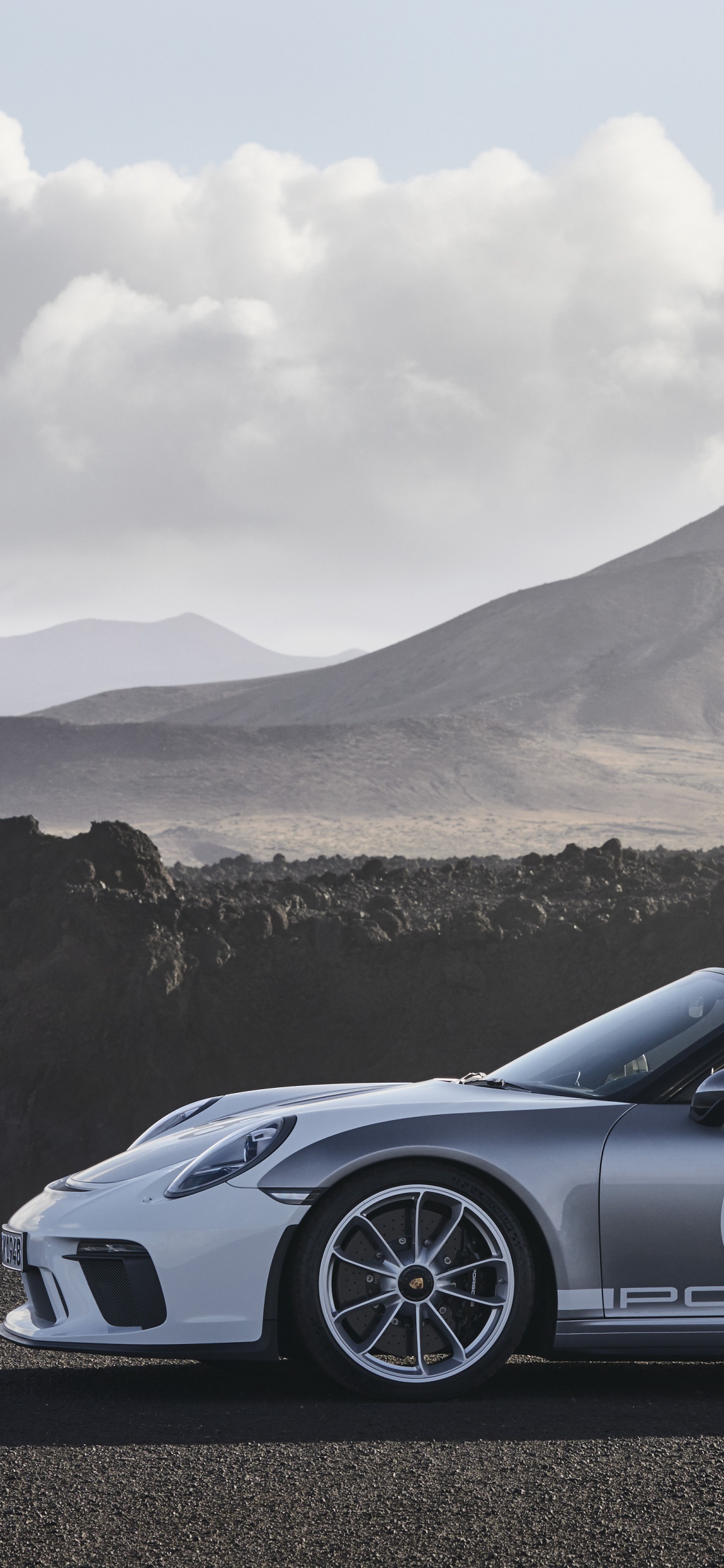 Porsche 911 Negro en la Carretera Cerca de la Montaña Durante el Día. Wallpaper in 1125x2436 Resolution