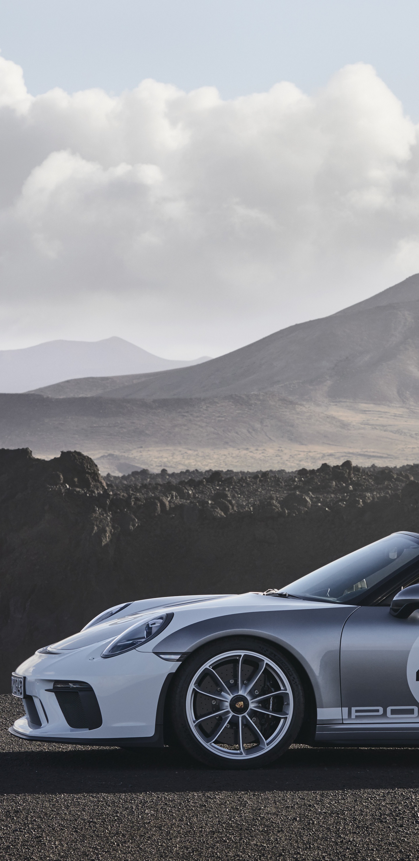 Porsche 911 Noire Sur Route Près de la Montagne Pendant la Journée. Wallpaper in 1440x2960 Resolution