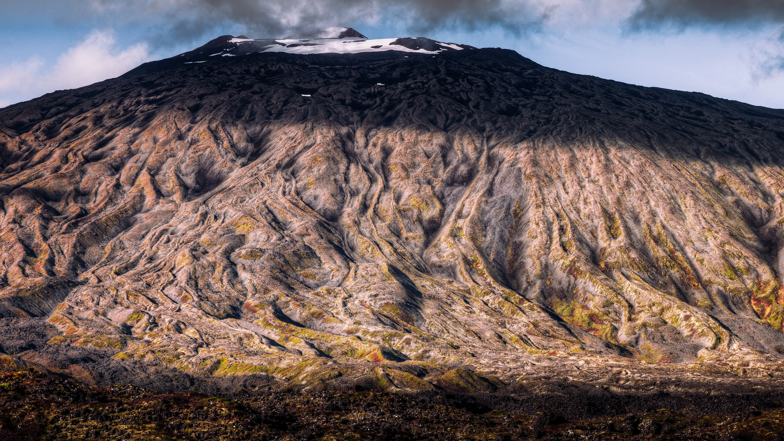 Brown Rocky Mountain Under Cloudy Sky During Daytime. Wallpaper in 2560x1440 Resolution