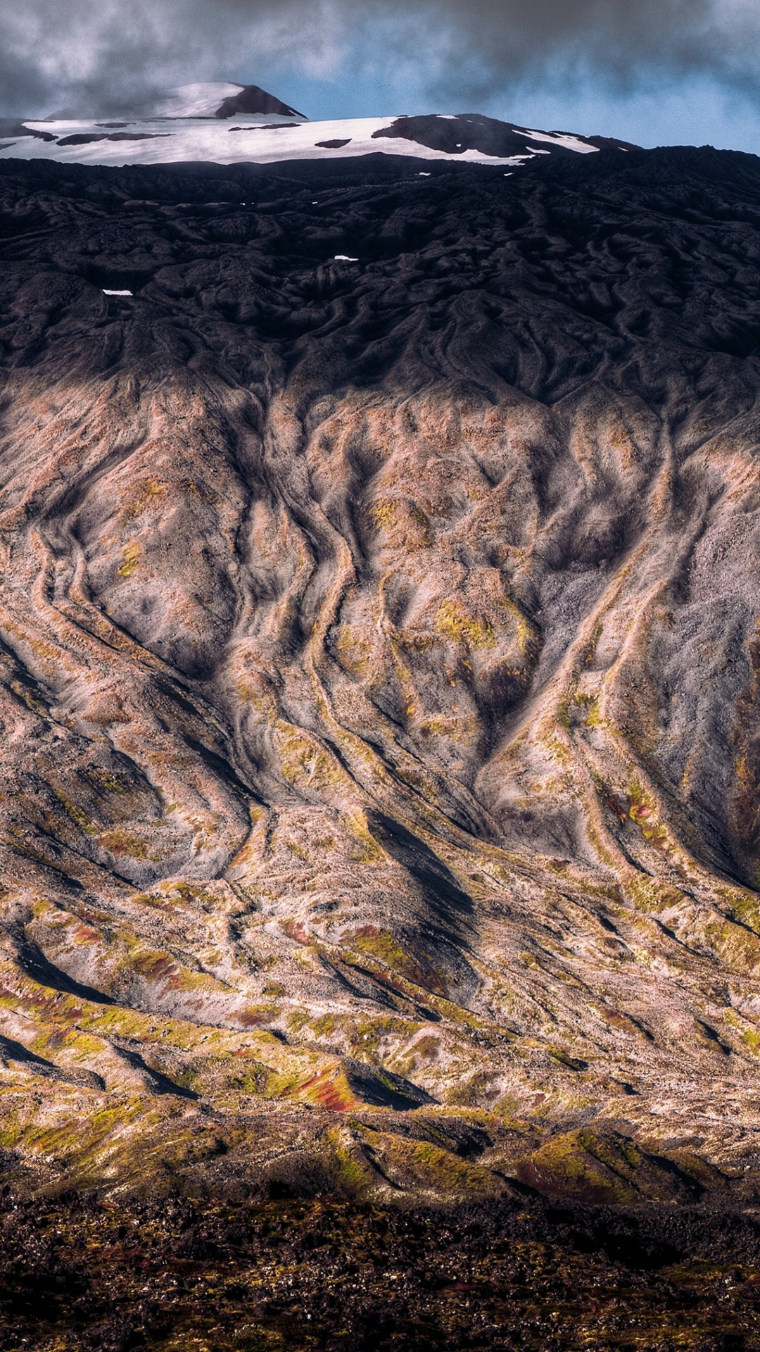 Montagne Rocheuse Brune Sous Ciel Nuageux Pendant la Journée. Wallpaper in 1080x1920 Resolution