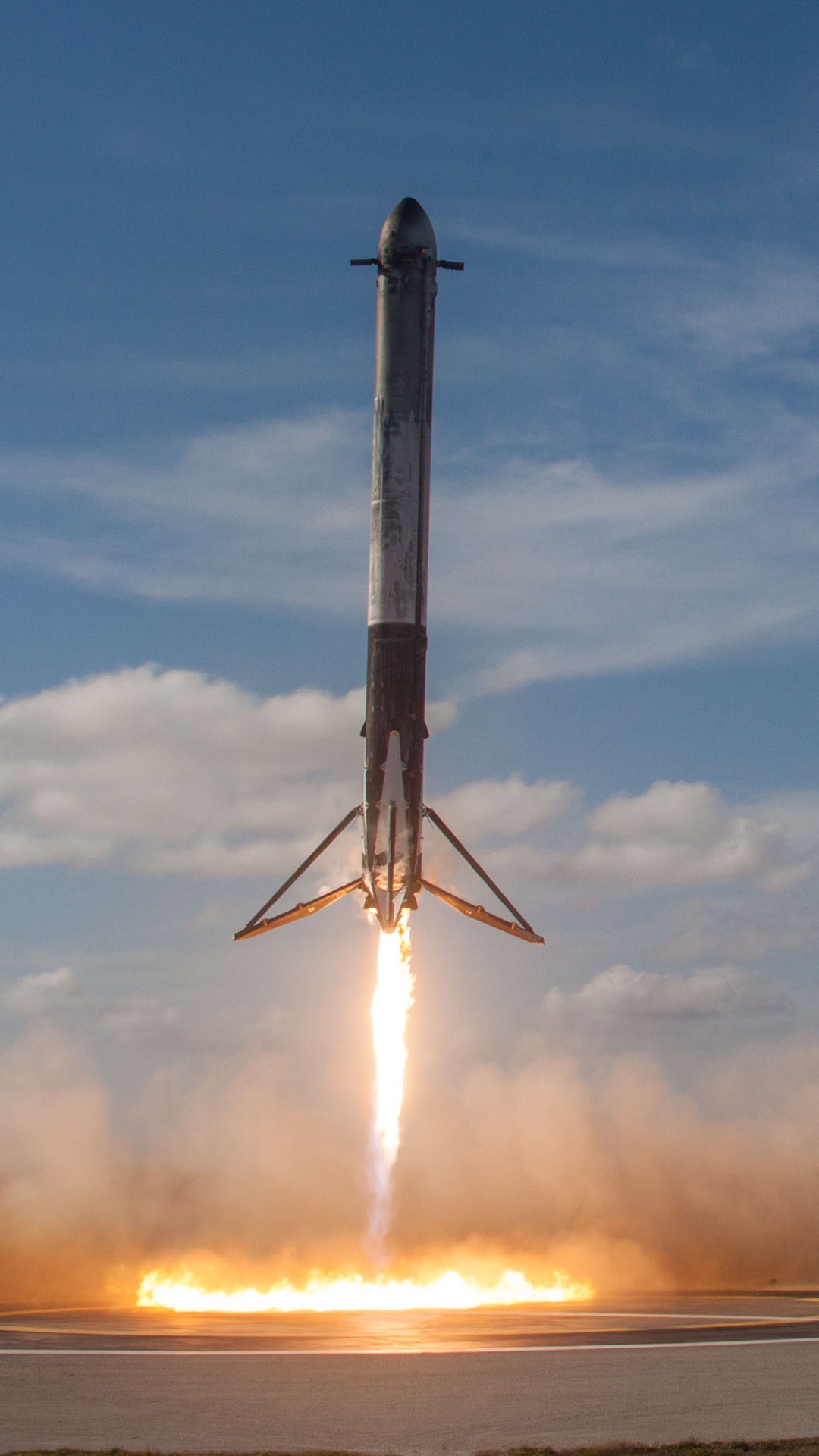 Éolienne Grise et Blanche Sur Champ Brun Sous Des Nuages Blancs et un Ciel Bleu Pendant la Journée. Wallpaper in 1080x1920 Resolution