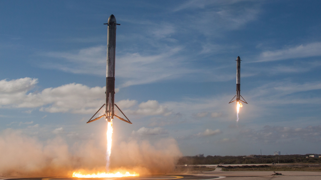 Aerogenerador Gris y Blanco en Campo Marrón Bajo Nubes Blancas y Cielo Azul Durante el Día. Wallpaper in 1280x720 Resolution