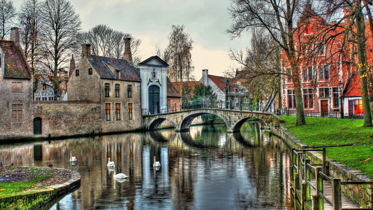 Bâtiment en Béton Brun Près D'un Plan D'eau Pendant la Journée. Wallpaper in 1280x720 Resolution