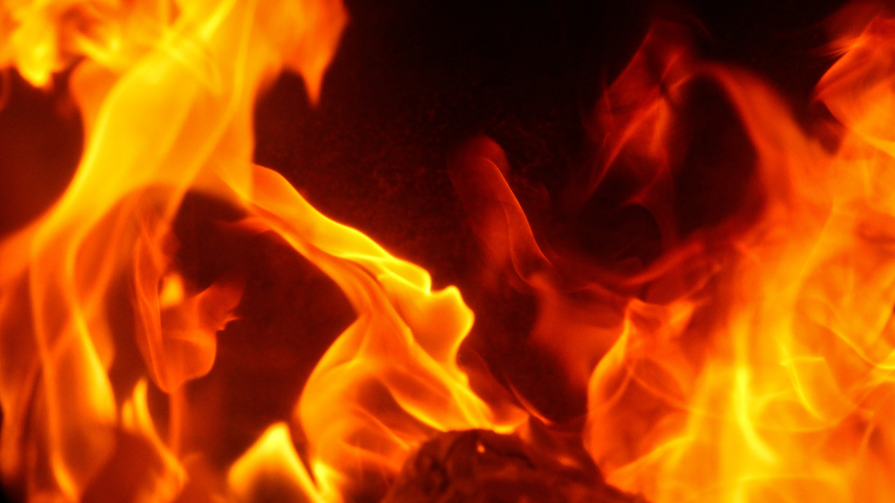 Feuer Mitten im Dunkeln. Wallpaper in 1280x720 Resolution