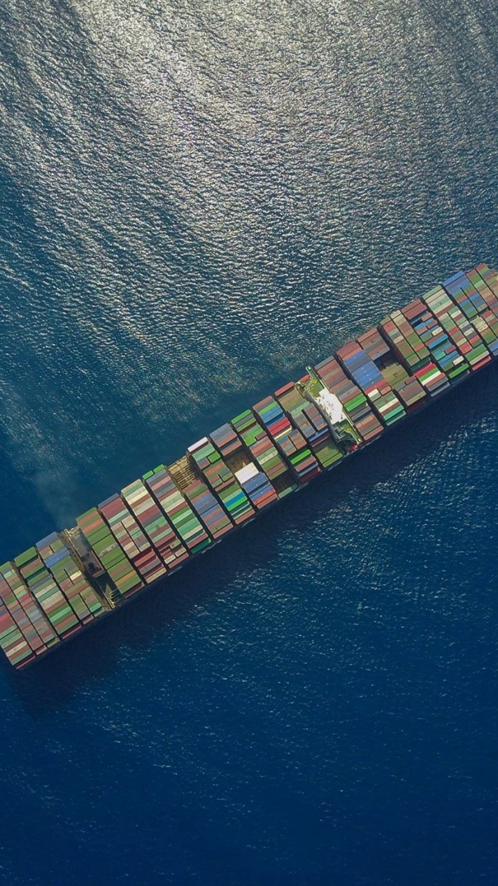 Vista Aérea Del Edificio Blanco y Marrón en el Cuerpo de Agua Durante el Día. Wallpaper in 720x1280 Resolution