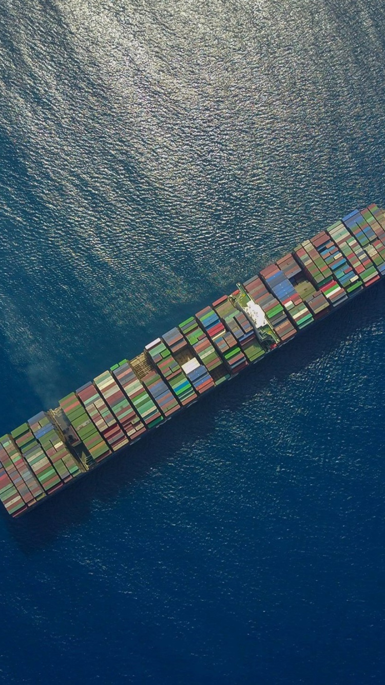 Luftaufnahme Des Weißen Und Braunen Gebäudes Auf Dem Gewässer Tagsüber. Wallpaper in 750x1334 Resolution