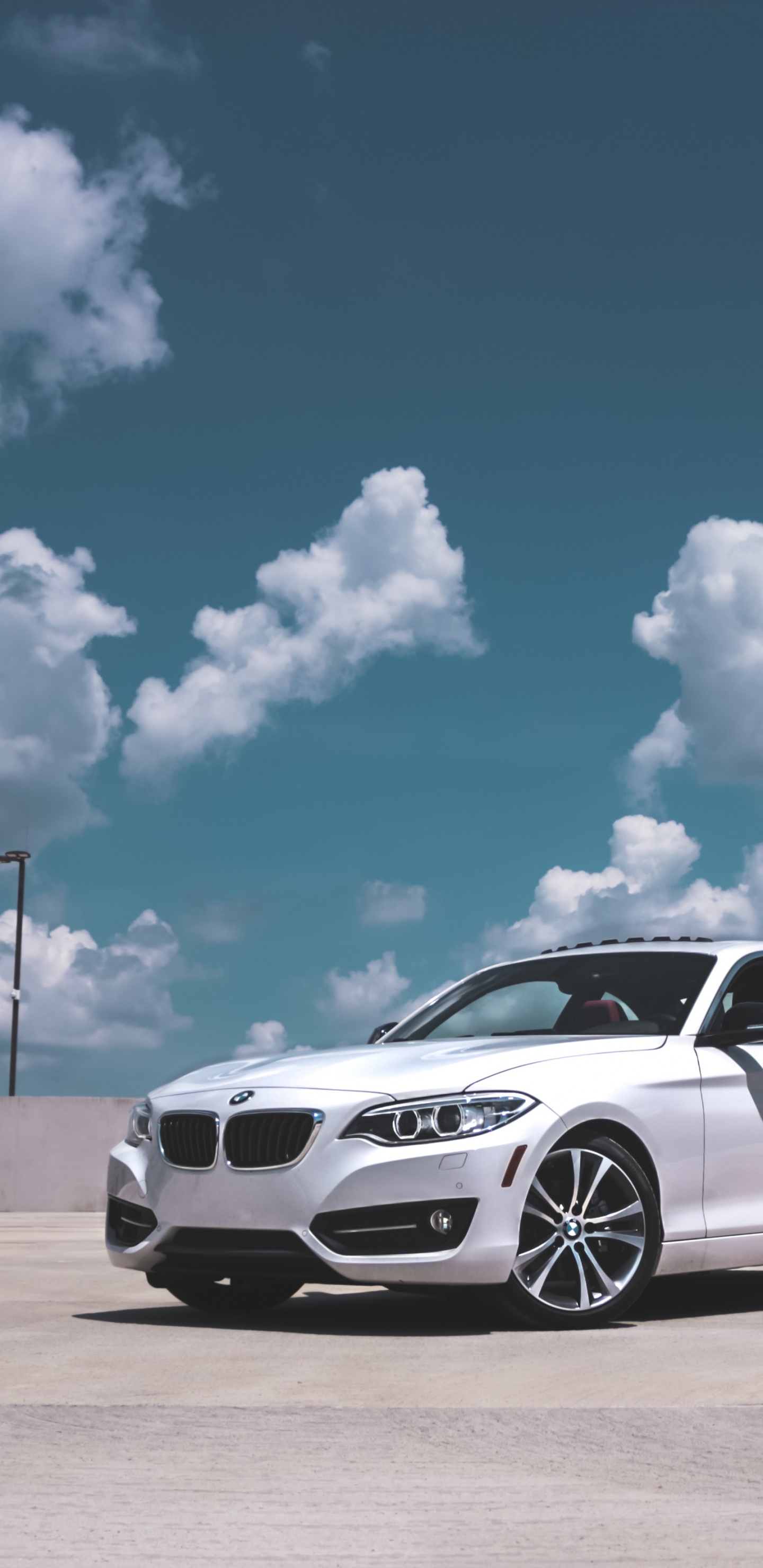 Weißes Bmw m 3 Coupe Auf Braunem Feld Unter Blauem Und Weißem Sonnigem Bewölktem Himmel Während. Wallpaper in 1440x2960 Resolution