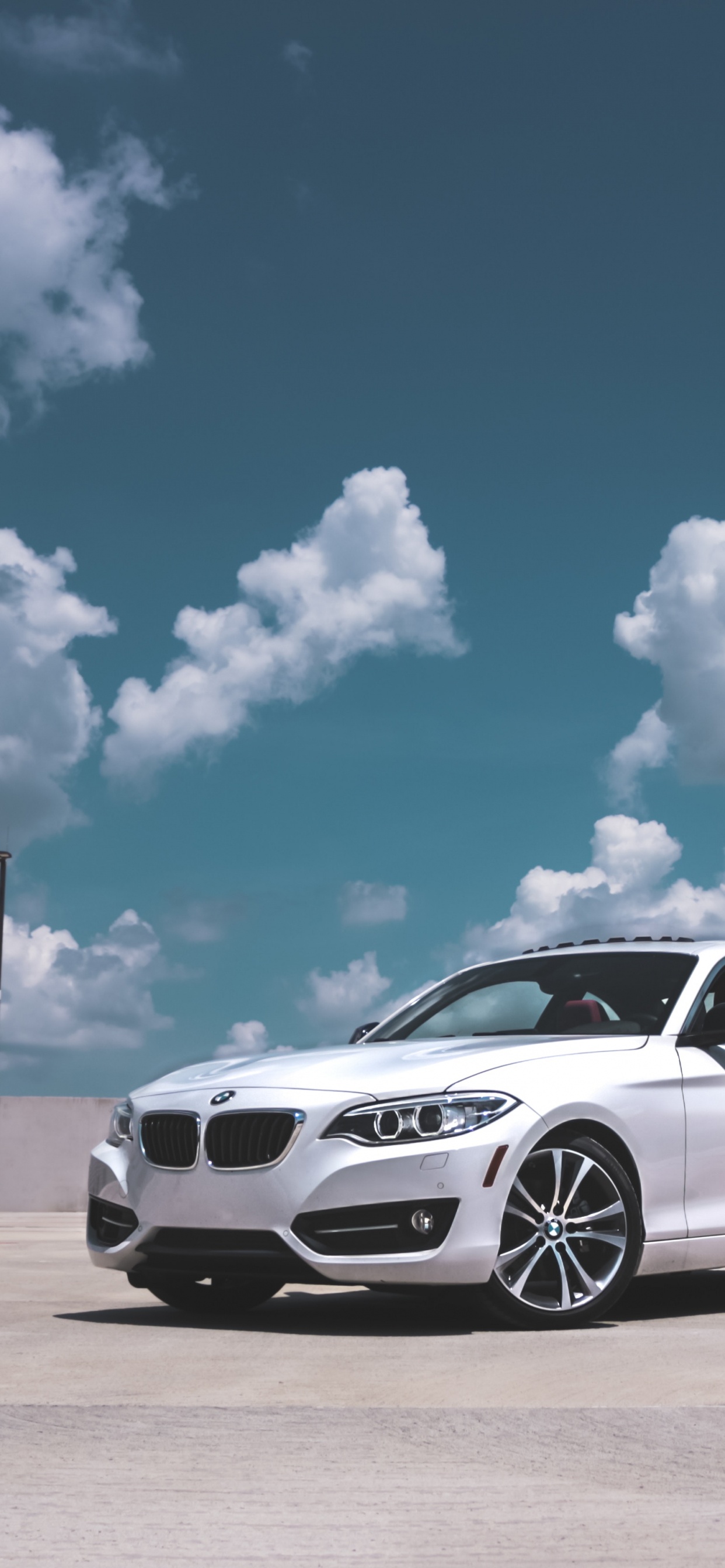 Coupé Bmw m 3 Blanc Sur Champ Brun Sous Ciel Nuageux Ensoleillé Bleu et Blanc Pendant. Wallpaper in 1242x2688 Resolution