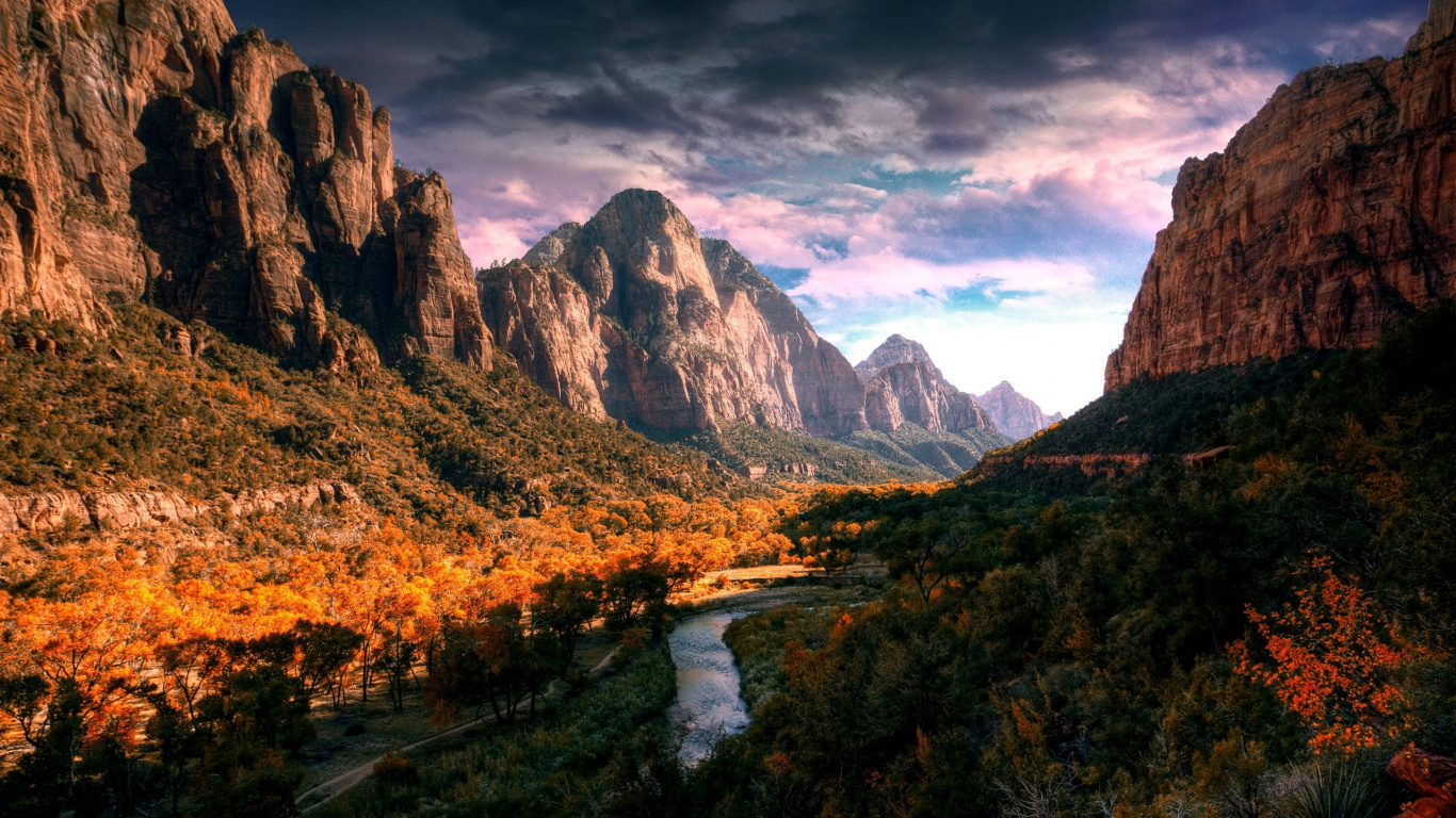 Río Entre Hierba Verde y Árboles Cerca de Montañas Bajo Nubes Blancas y Cielo Azul Durante el Día. Wallpaper in 1366x768 Resolution