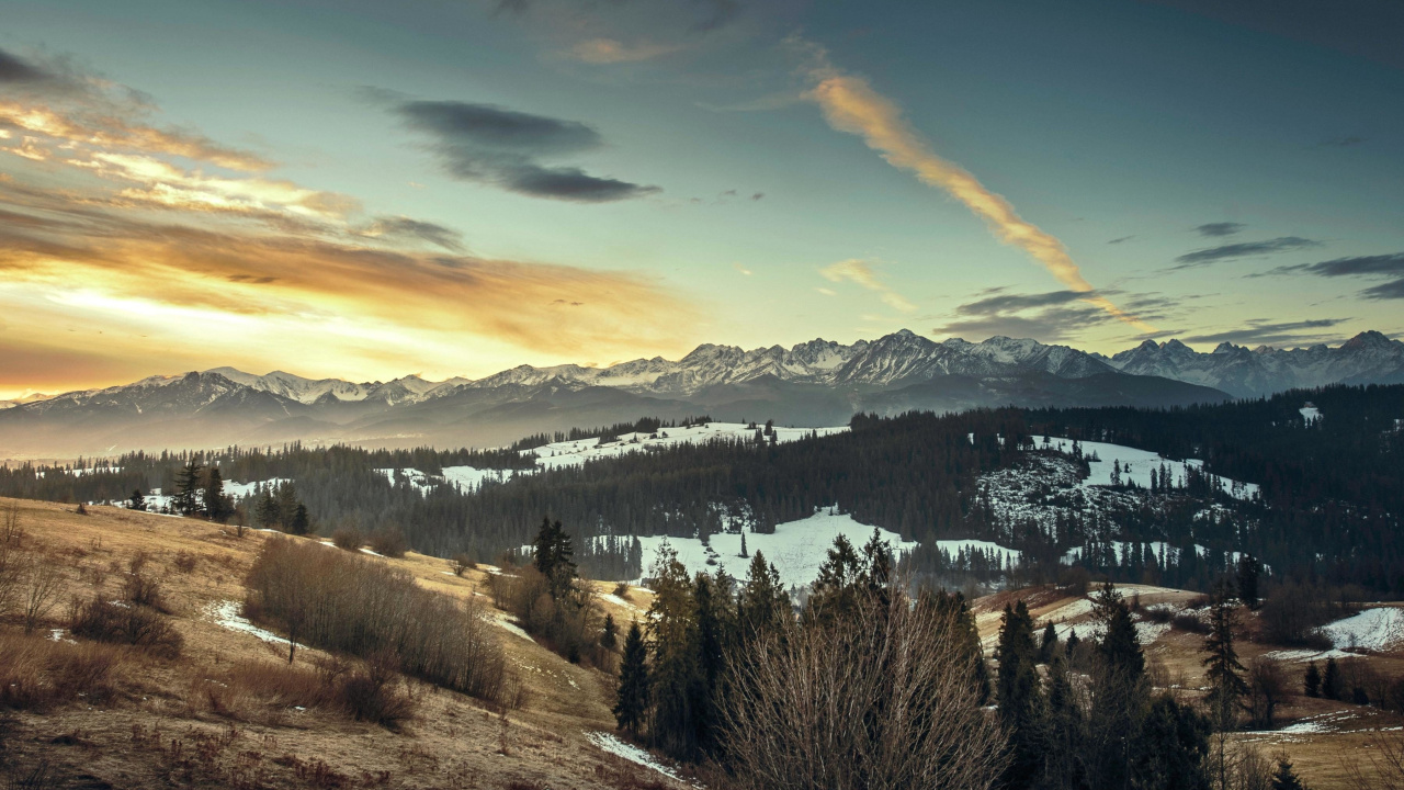 Grüne Bäume Und Berge Unter Blauem Himmel Und Weißen Wolken Tagsüber. Wallpaper in 1280x720 Resolution