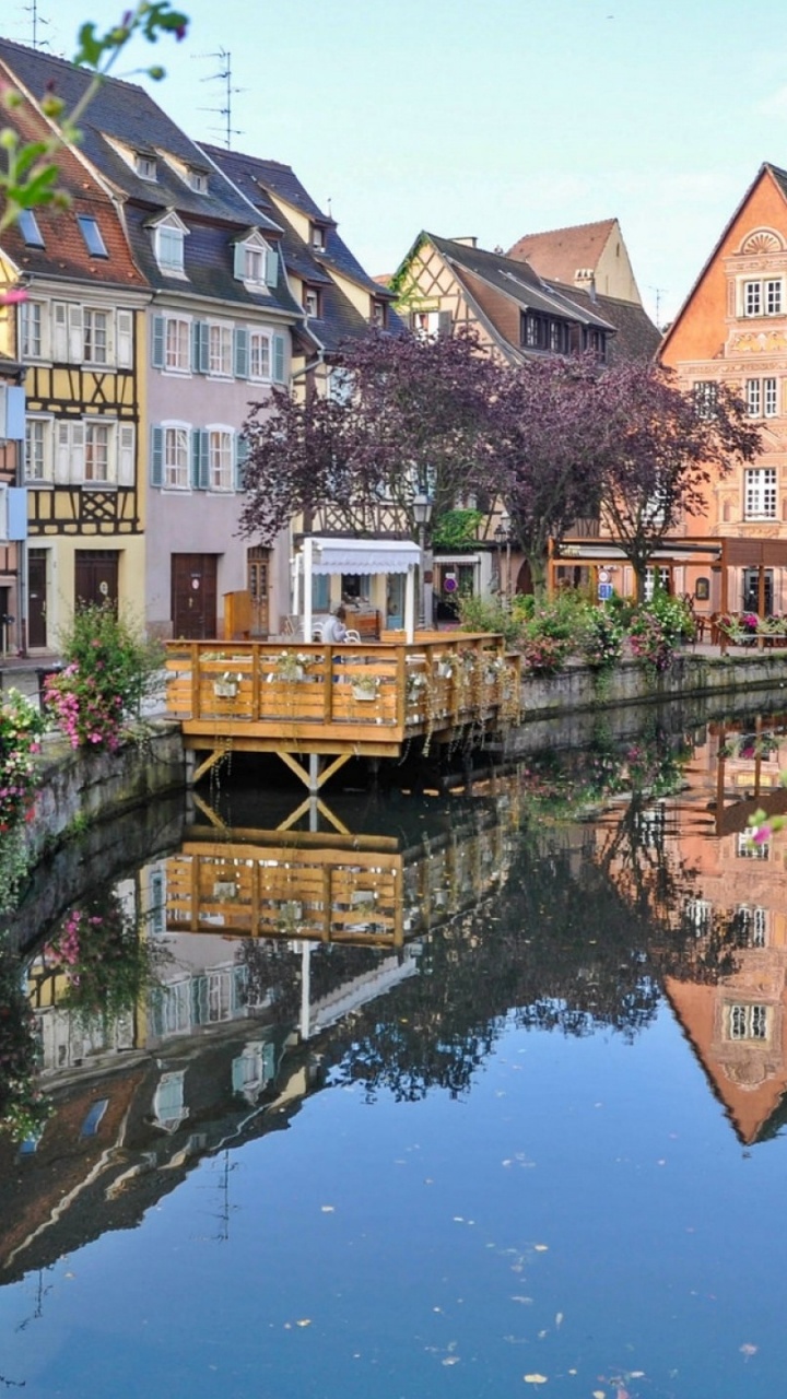 Brown and White Concrete Houses Beside Body of Water During Daytime. Wallpaper in 720x1280 Resolution