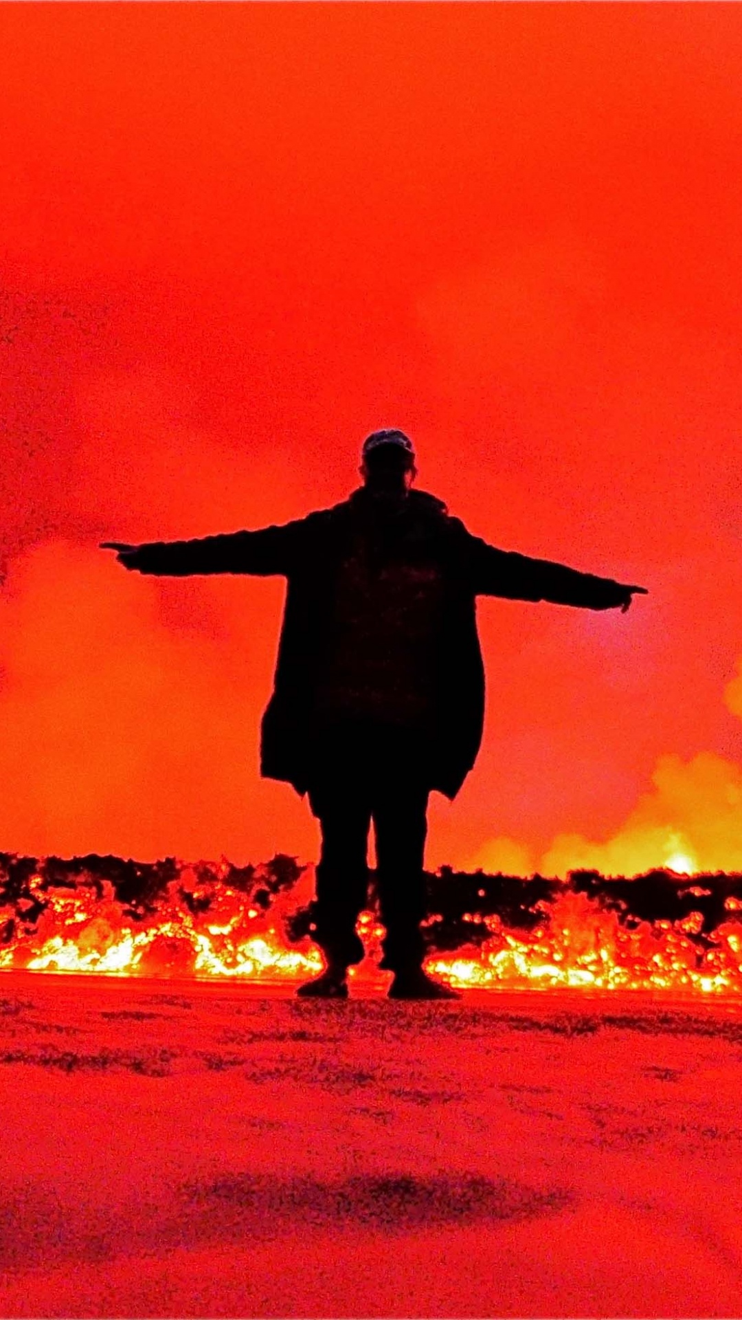 L'homme en Veste Noire Debout Sur le Sable Brun Pendant la Nuit. Wallpaper in 1080x1920 Resolution