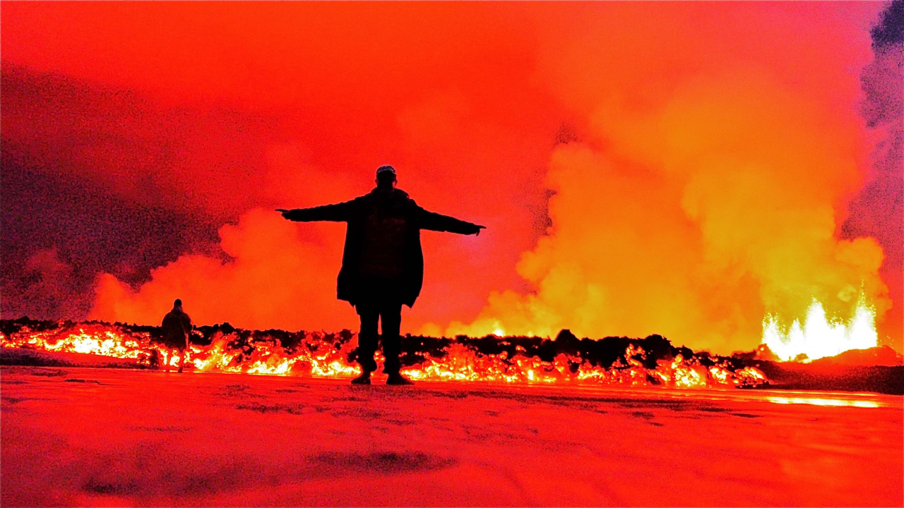 L'homme en Veste Noire Debout Sur le Sable Brun Pendant la Nuit. Wallpaper in 1280x720 Resolution