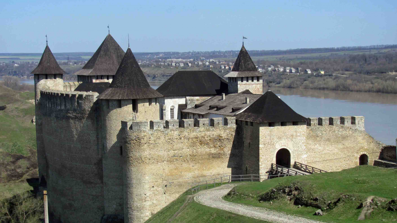 Bâtiment en Béton Gris Sur Terrain D'herbe Verte Pendant la Journée. Wallpaper in 1280x720 Resolution