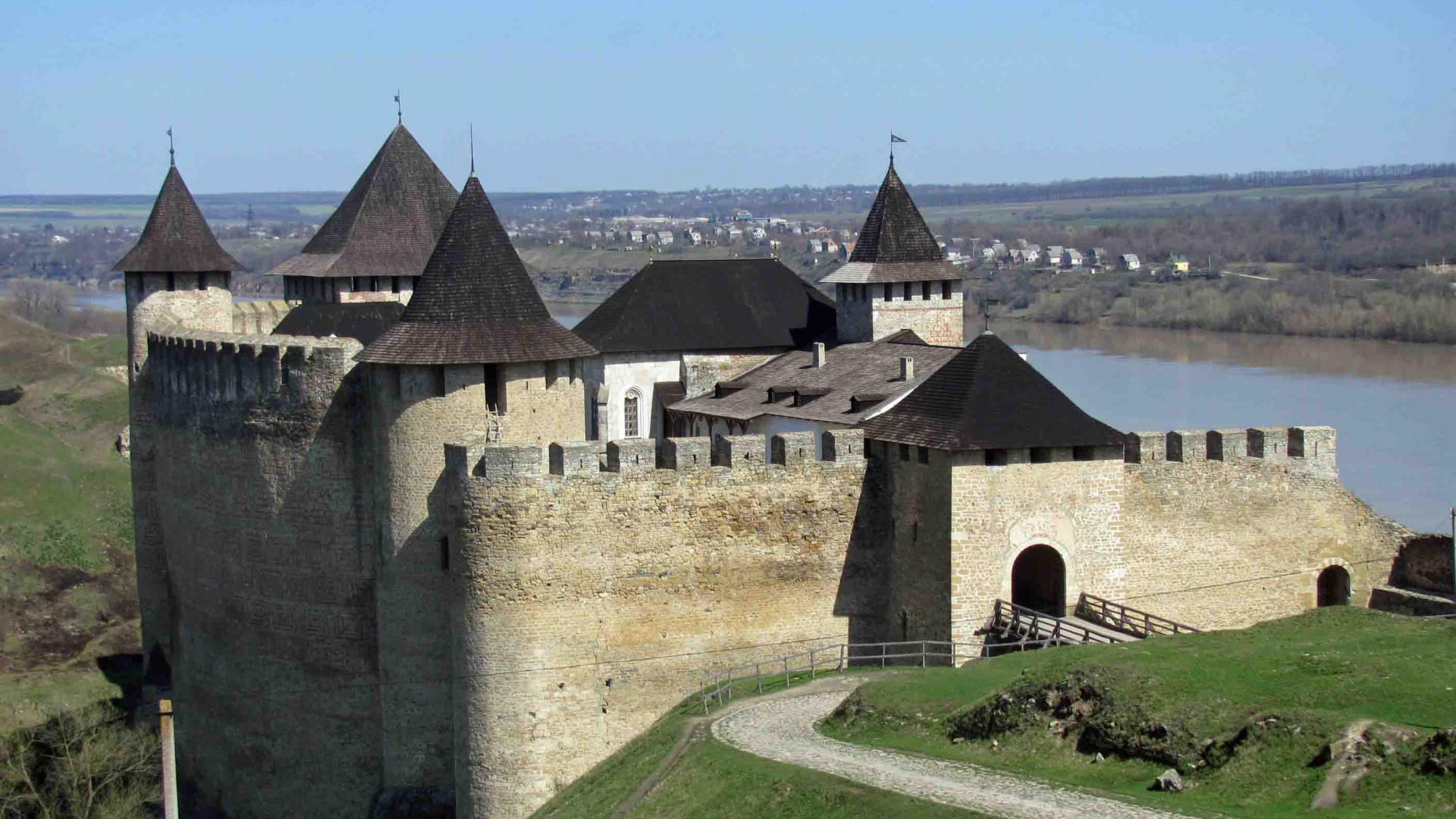 Bâtiment en Béton Gris Sur Terrain D'herbe Verte Pendant la Journée. Wallpaper in 1920x1080 Resolution