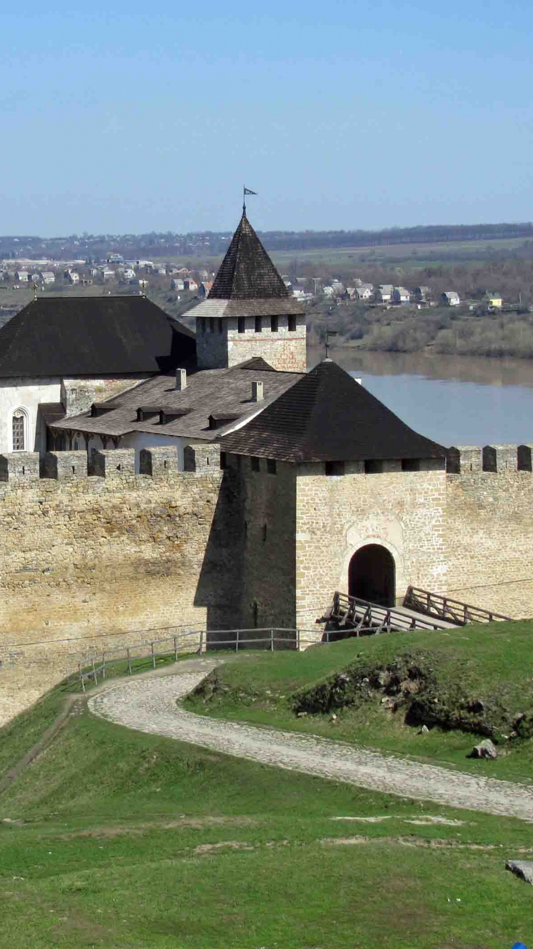 Graues Betongebäude Auf Grüner Wiese Tagsüber. Wallpaper in 1080x1920 Resolution