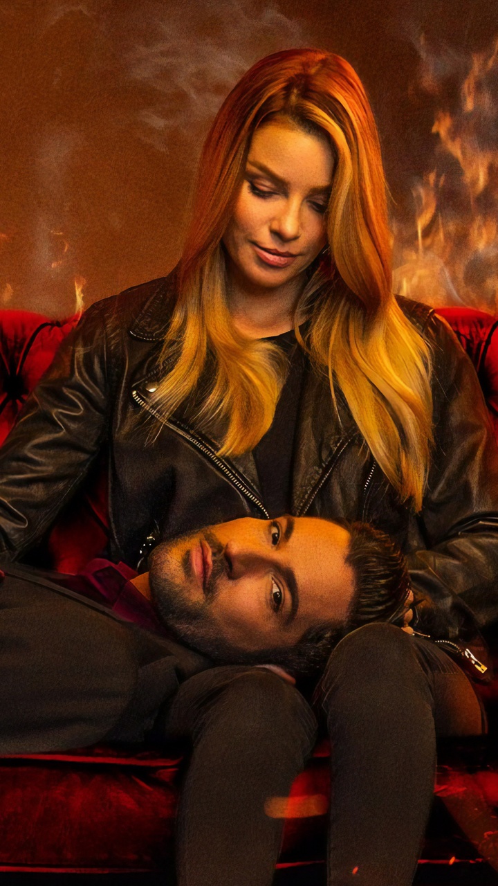 Mujer en Chaqueta de Cuero Negro Sentado en el Sofá Rojo. Wallpaper in 720x1280 Resolution