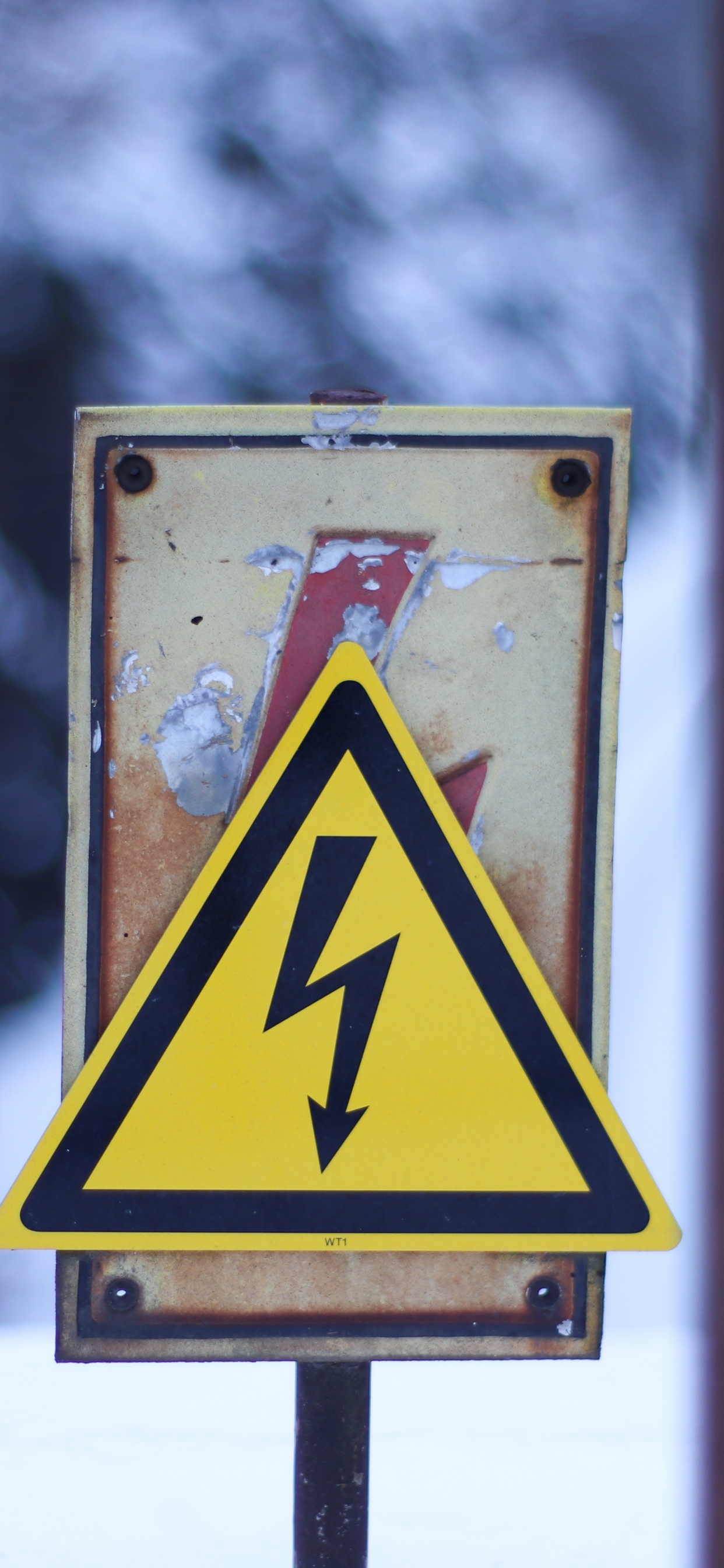 Gelbes Und Schwarzes Pfeilzeichen. Wallpaper in 1242x2688 Resolution