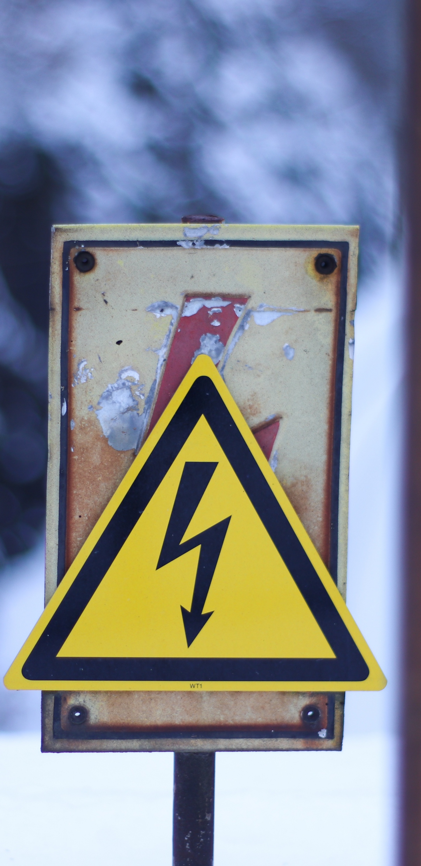 Gelbes Und Schwarzes Pfeilzeichen. Wallpaper in 1440x2960 Resolution