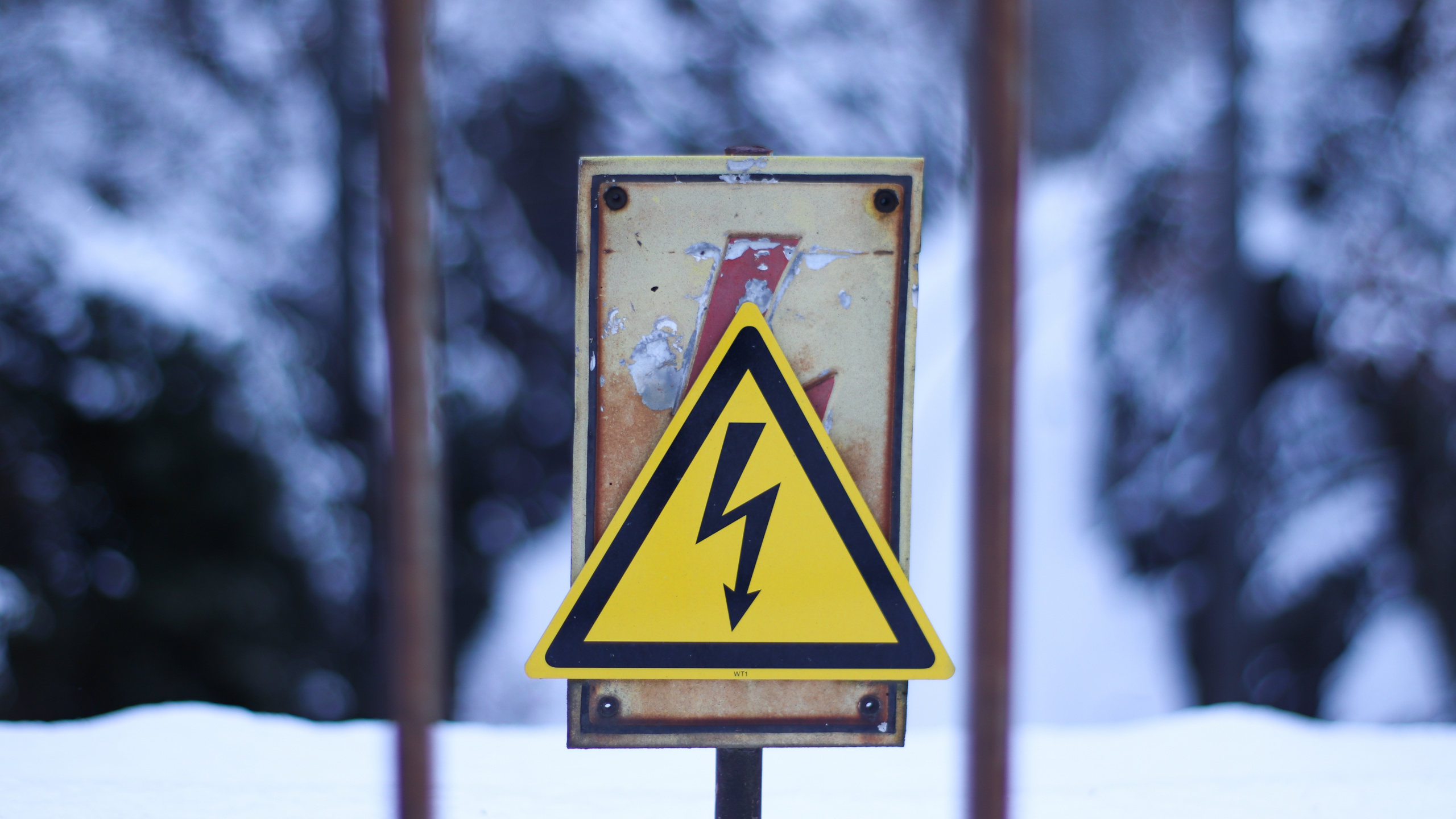 Yellow and Black Arrow Sign. Wallpaper in 2560x1440 Resolution