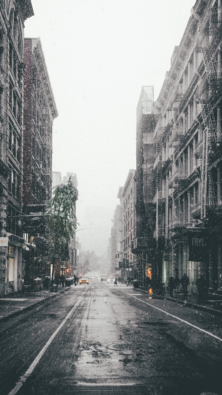 Route en Béton Gris Entre Les Immeubles de Grande Hauteur. Wallpaper in 720x1280 Resolution
