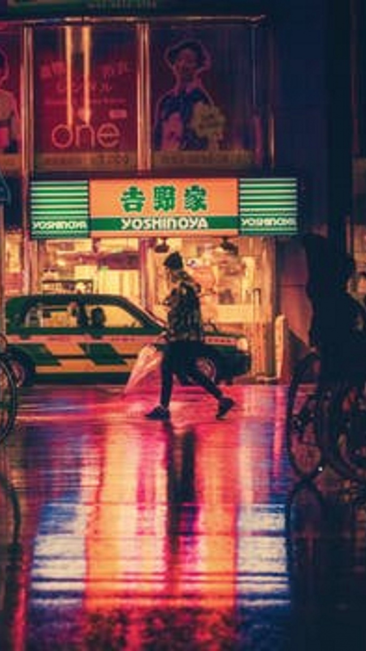 Gente Caminando en la Acera Durante la Noche. Wallpaper in 750x1334 Resolution