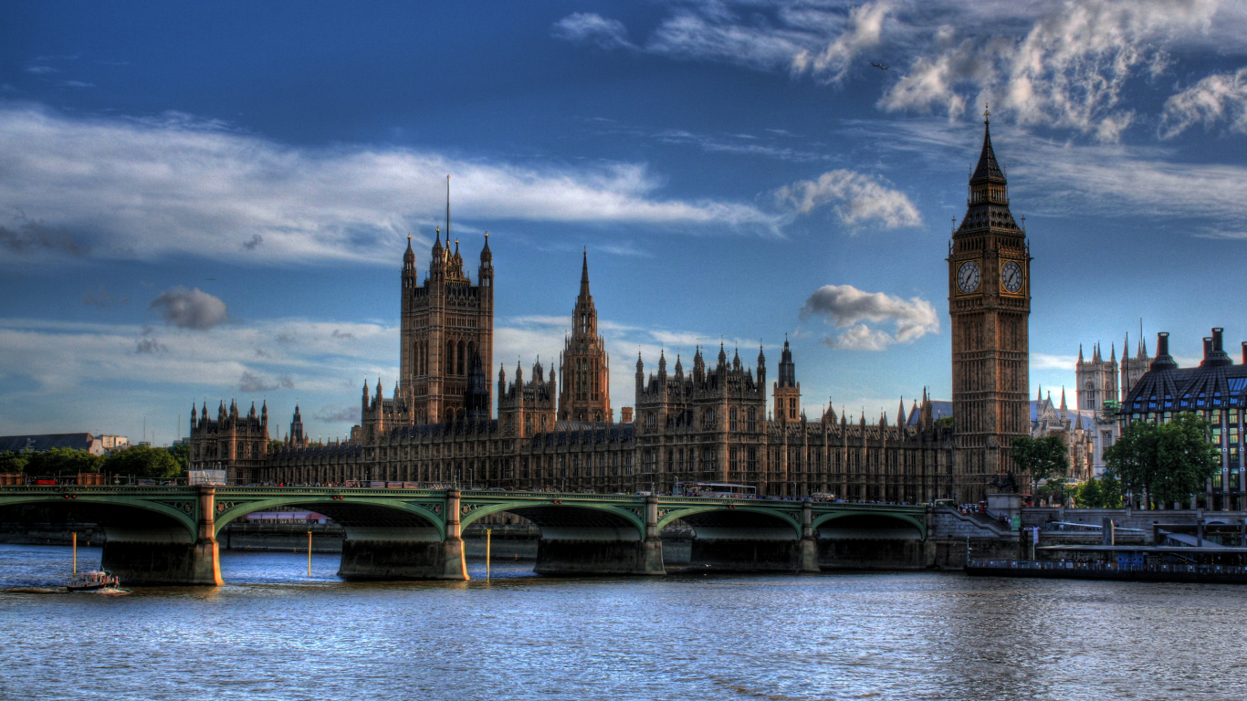 Brown Concrete Building Near Body of Water Under Blue Sky During Daytime. Wallpaper in 1366x768 Resolution