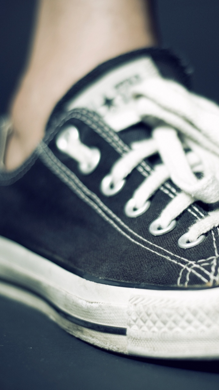 Zapatillas Vans Negras y Blancas. Wallpaper in 720x1280 Resolution