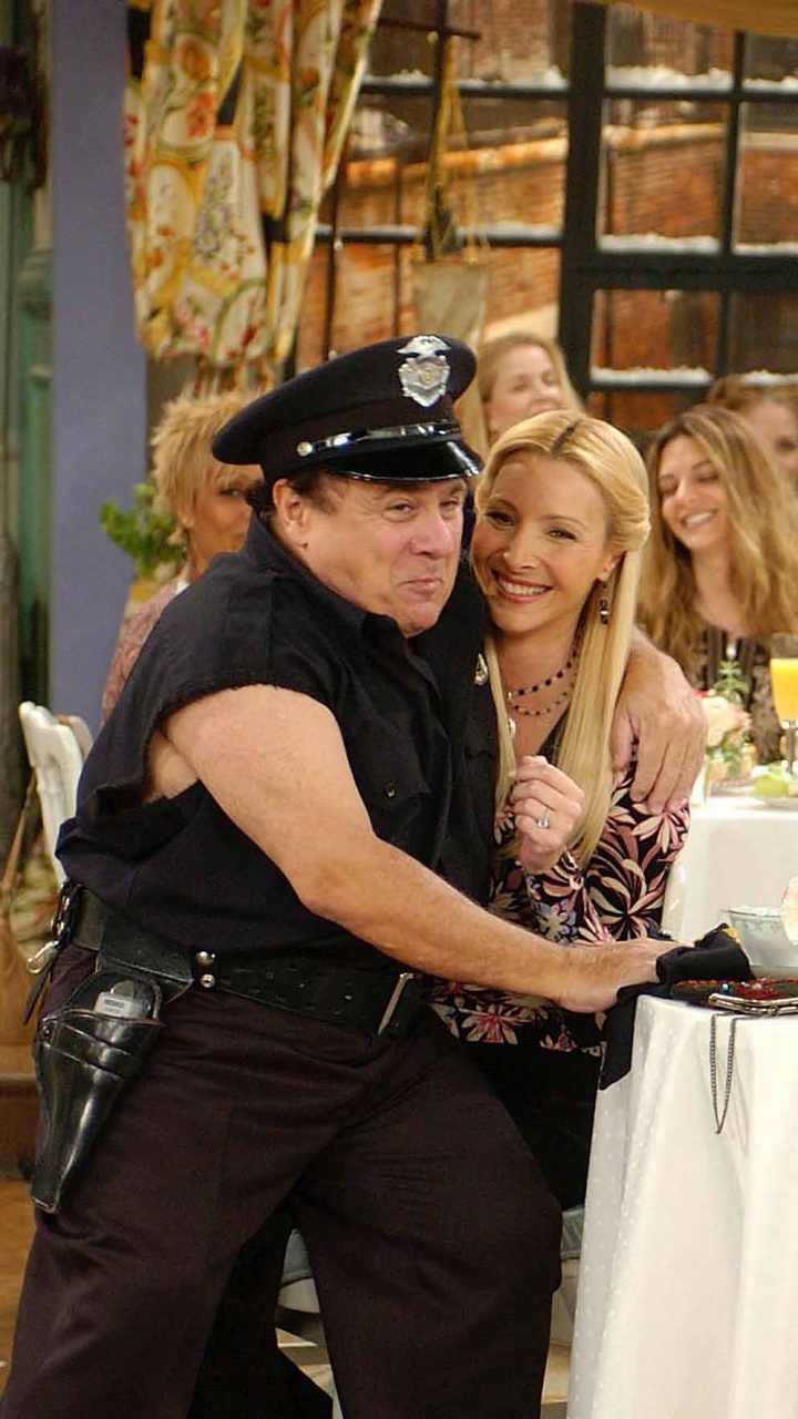 Friends, Danny DeVito, Rachel Green, Phoebe Buffay, Event. Wallpaper in 720x1280 Resolution