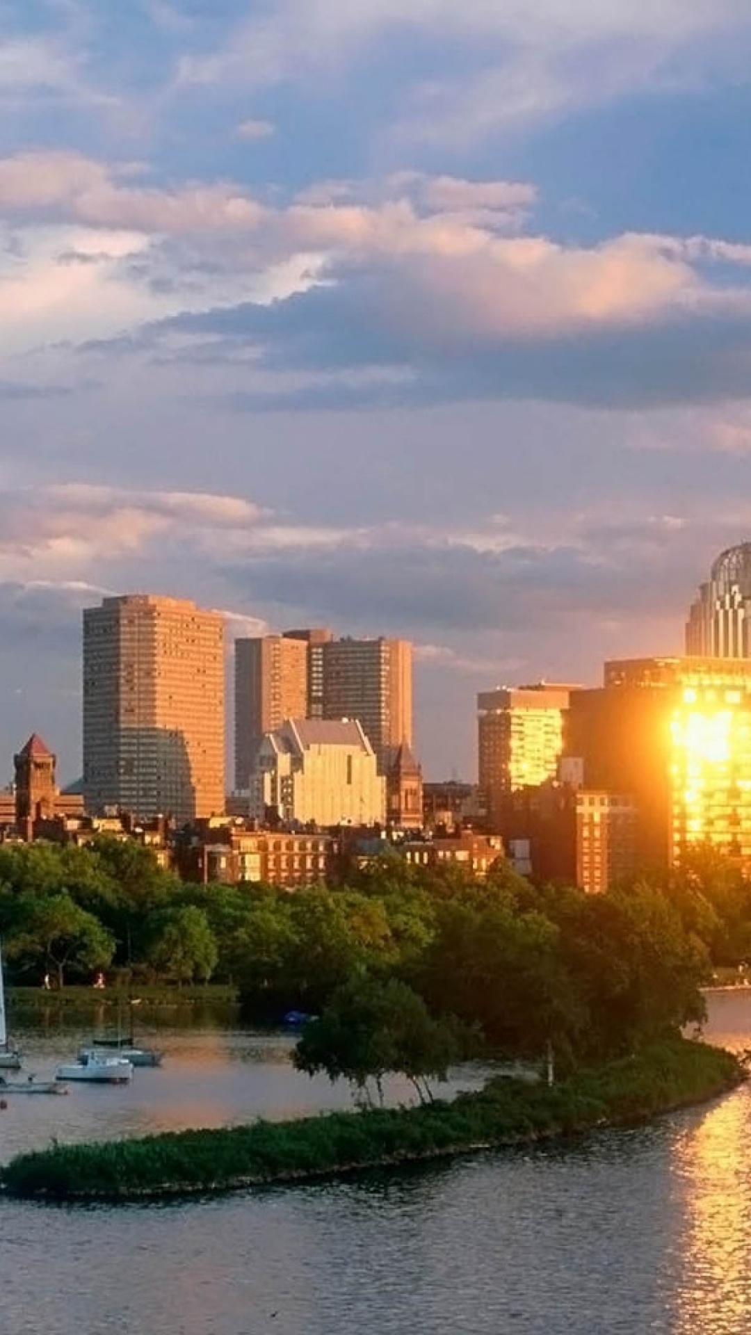 Velero Blanco en el Río Cerca de Los Edificios de la Ciudad Durante el Día. Wallpaper in 1080x1920 Resolution