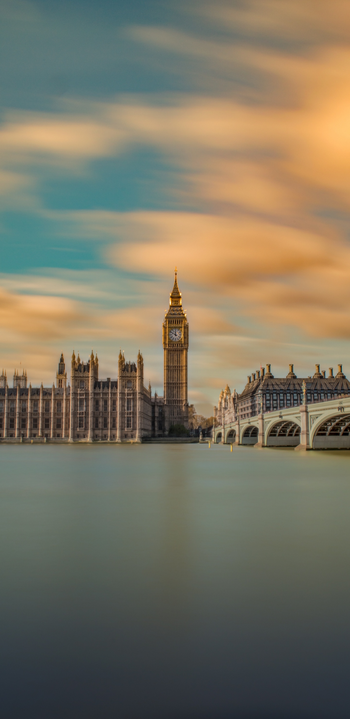 Bâtiment en Béton Blanc Près D'un Plan D'eau Pendant la Journée. Wallpaper in 1440x2960 Resolution