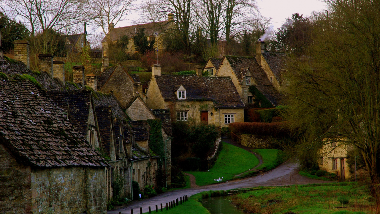 Maison en Brique Brune Près du Champ D'herbe Verte. Wallpaper in 1280x720 Resolution