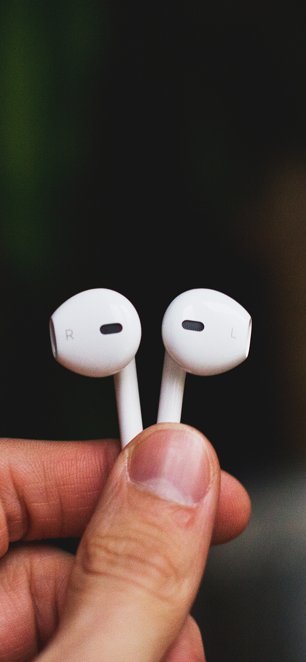 Kopfhörer, Lächeln, Finger, Hand, Audiogeräten. Wallpaper in 1242x2688 Resolution