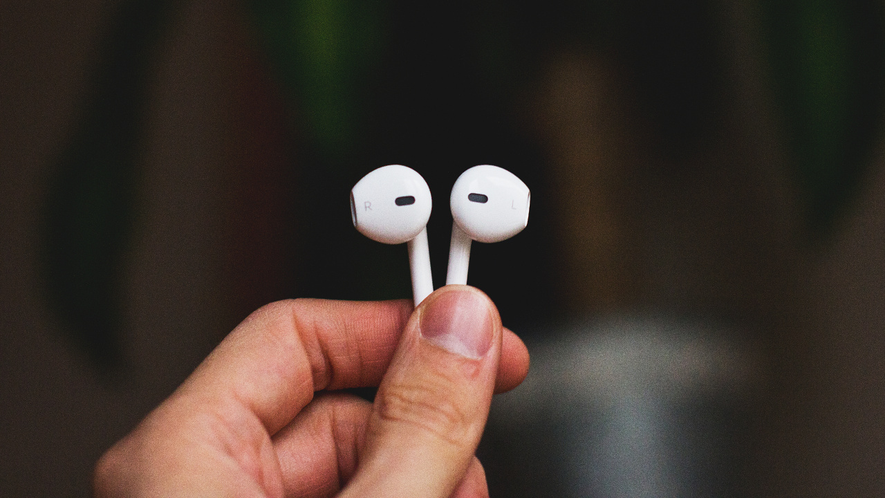 Kopfhörer, Lächeln, Finger, Hand, Audiogeräten. Wallpaper in 1280x720 Resolution