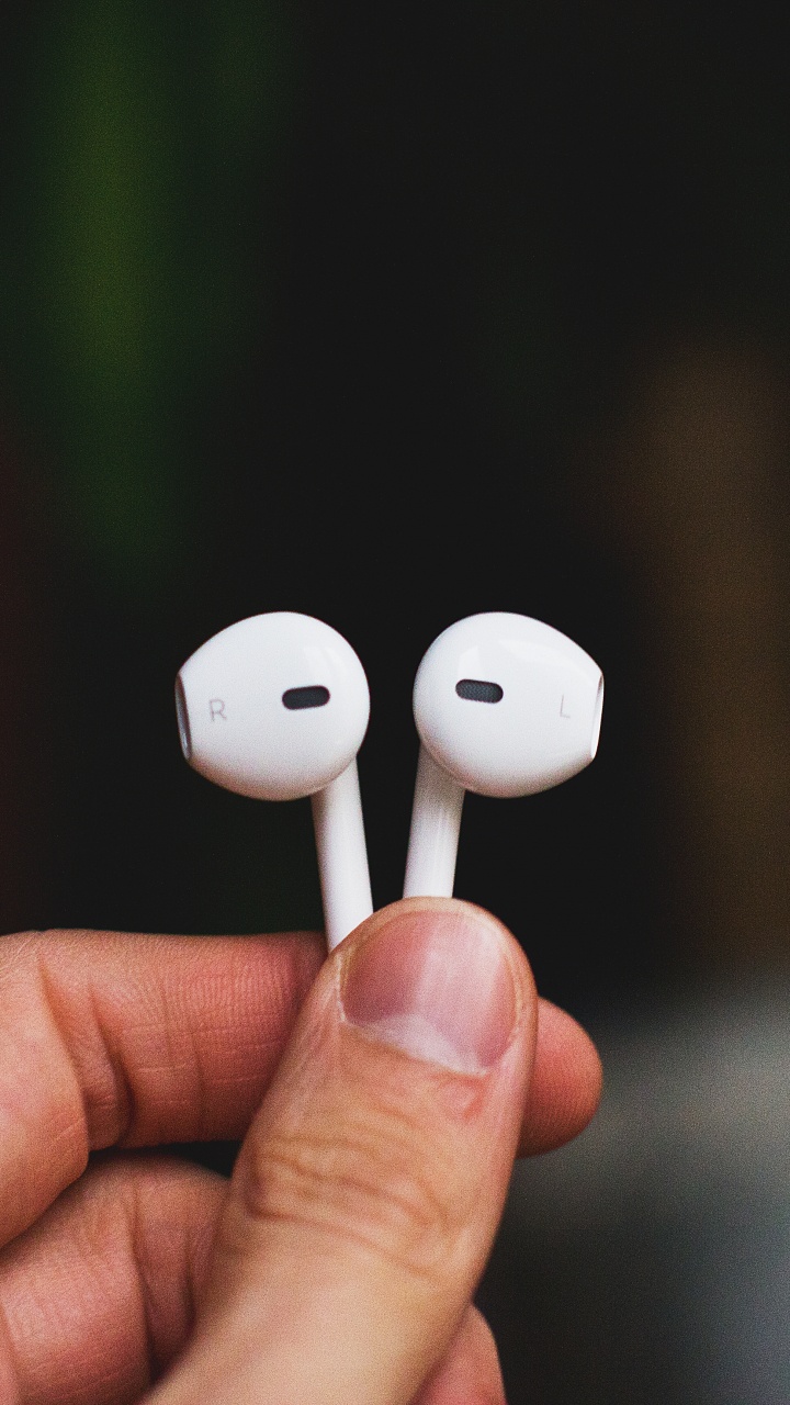 Kopfhörer, Lächeln, Finger, Hand, Audiogeräten. Wallpaper in 720x1280 Resolution