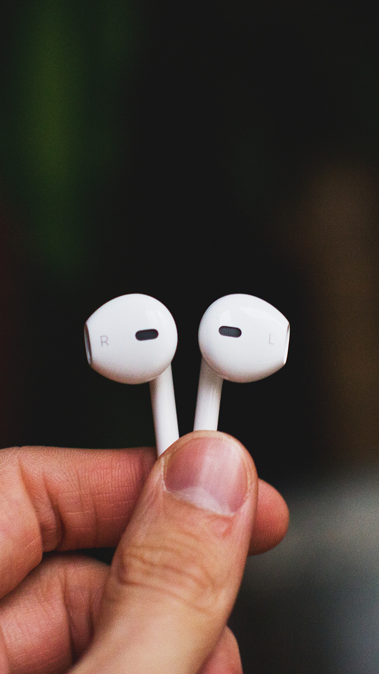 Kopfhörer, Lächeln, Finger, Hand, Audiogeräten. Wallpaper in 750x1334 Resolution