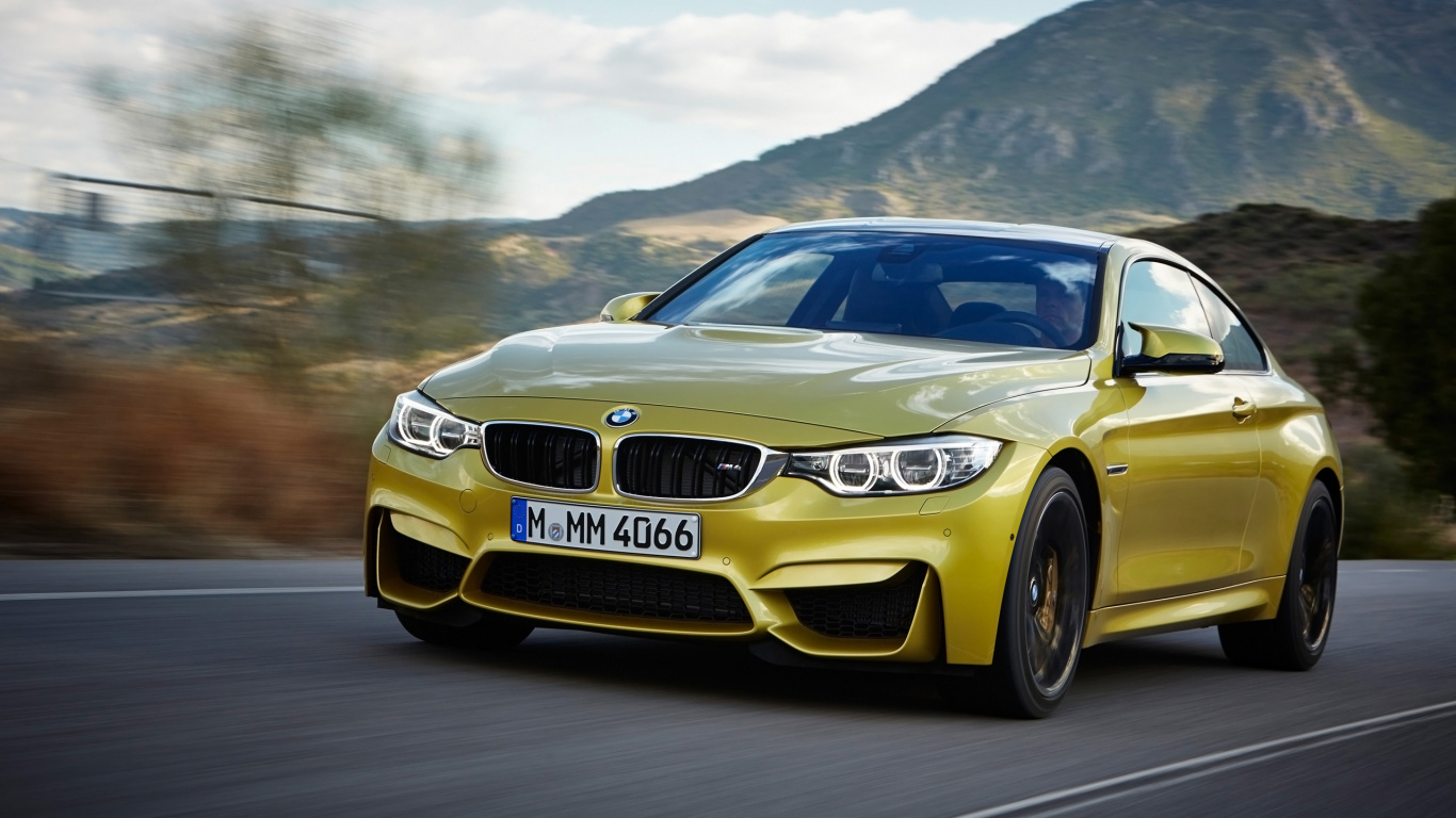 Weißer Bmw m 3 Tagsüber Unterwegs. Wallpaper in 1366x768 Resolution