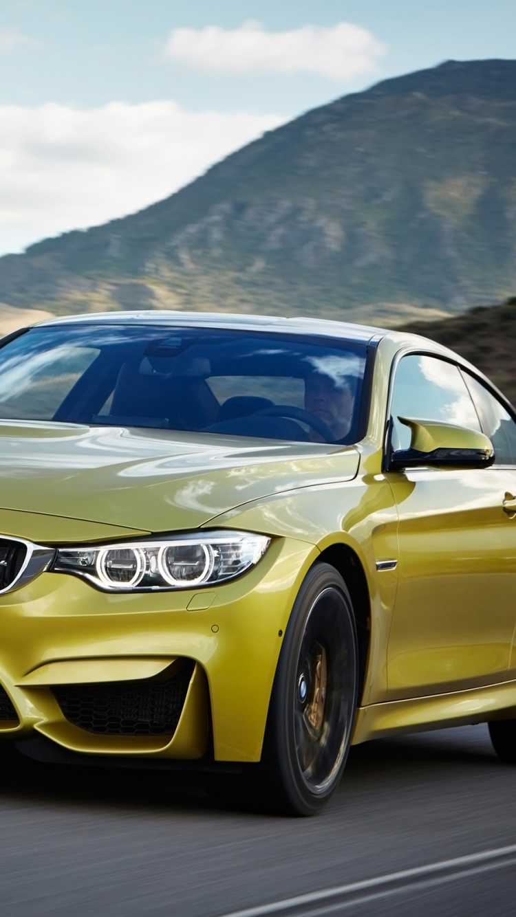 Weißer Bmw m 3 Tagsüber Unterwegs. Wallpaper in 750x1334 Resolution