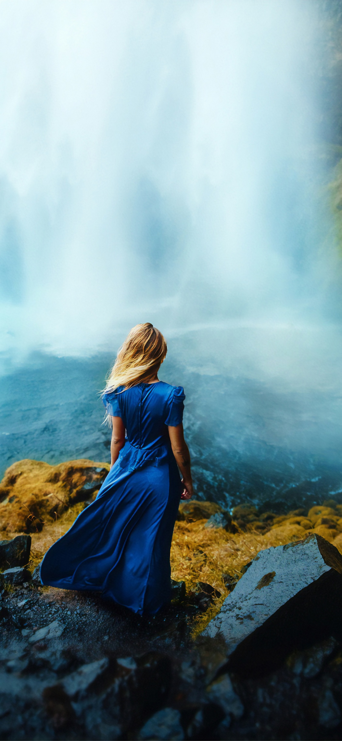 Femme en Veste Bleue Assise Sur un Rocher Près Des Cascades Pendant la Journée. Wallpaper in 1125x2436 Resolution