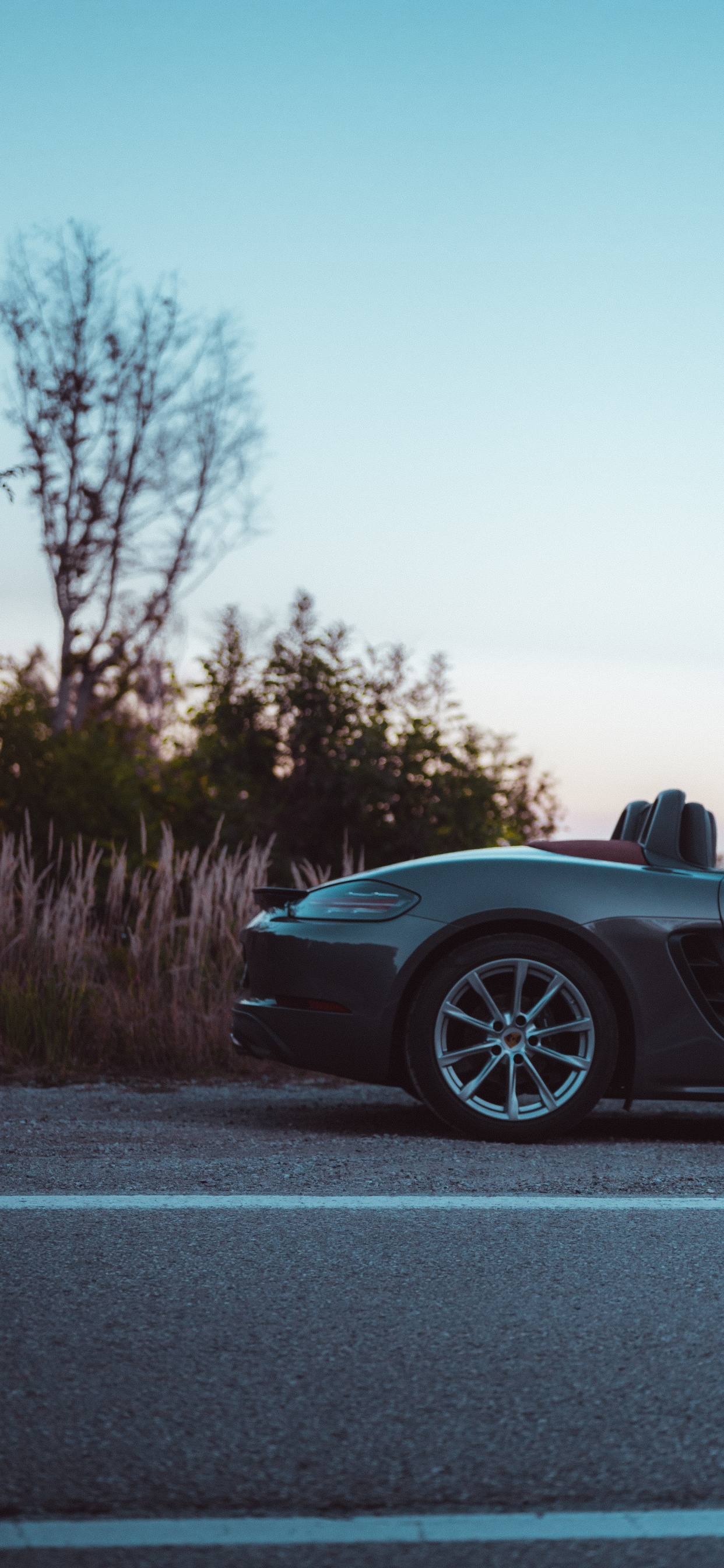 Schwarzer Porsche 911 Tagsüber Unterwegs. Wallpaper in 1242x2688 Resolution