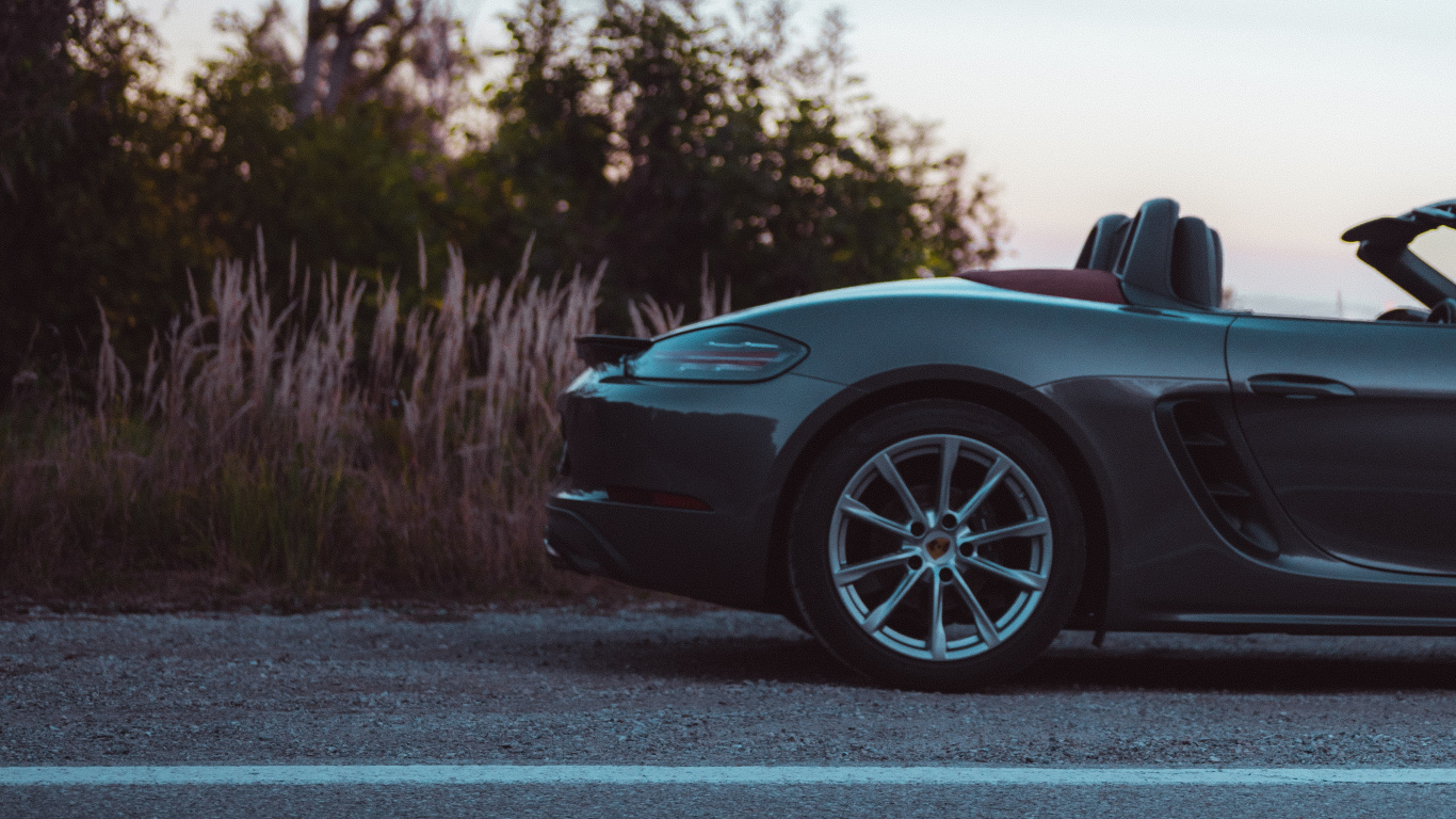 Porsche 911 Noire Sur Route Pendant la Journée. Wallpaper in 1366x768 Resolution