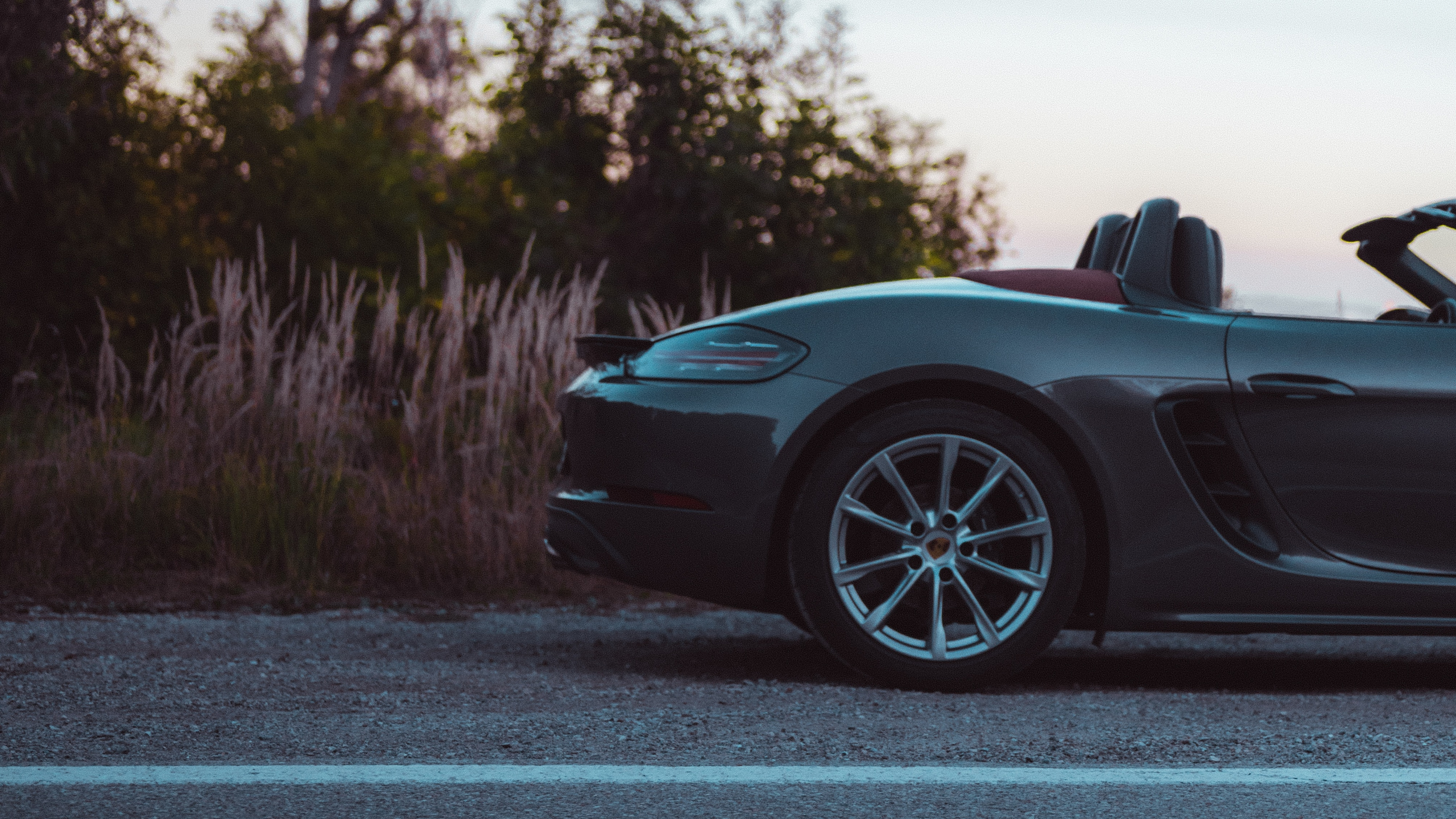 Porsche 911 Noire Sur Route Pendant la Journée. Wallpaper in 2560x1440 Resolution