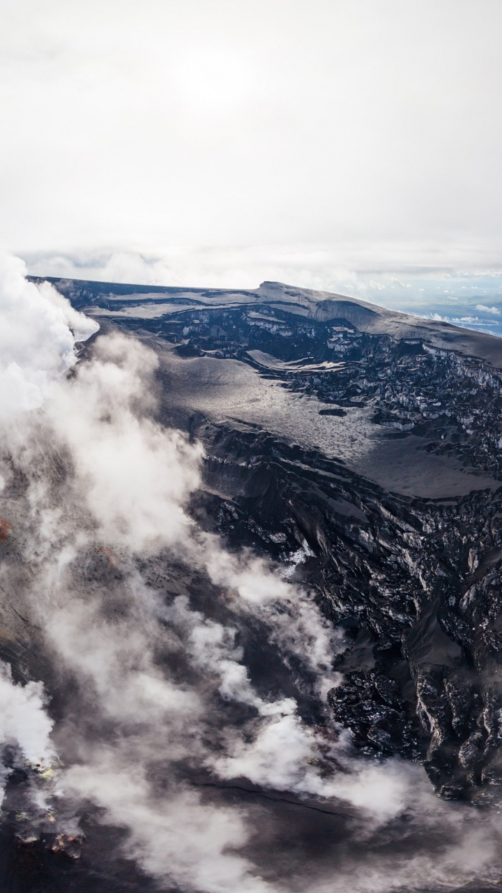 Weiße Wolken Über Braunem Und Grünem Berg. Wallpaper in 720x1280 Resolution