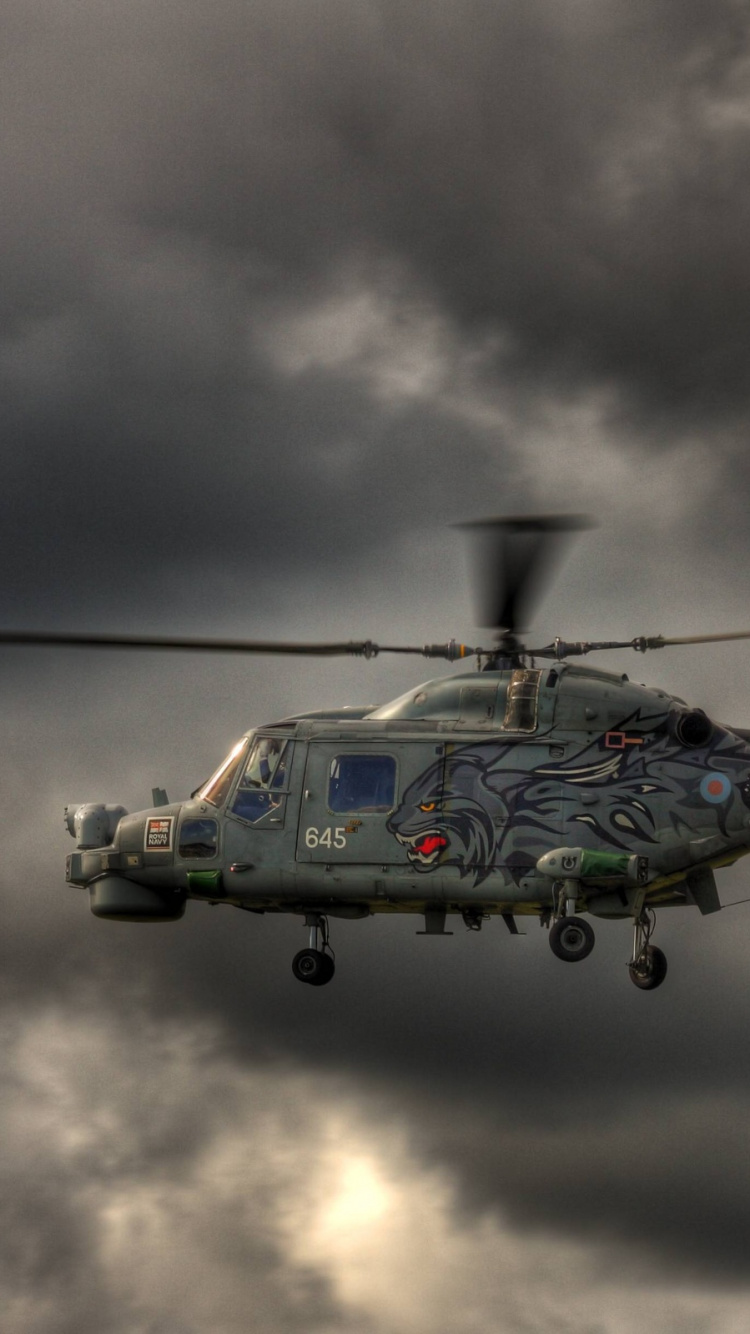 Hélicoptère Vert et Noir Sous Les Nuages Gris. Wallpaper in 750x1334 Resolution