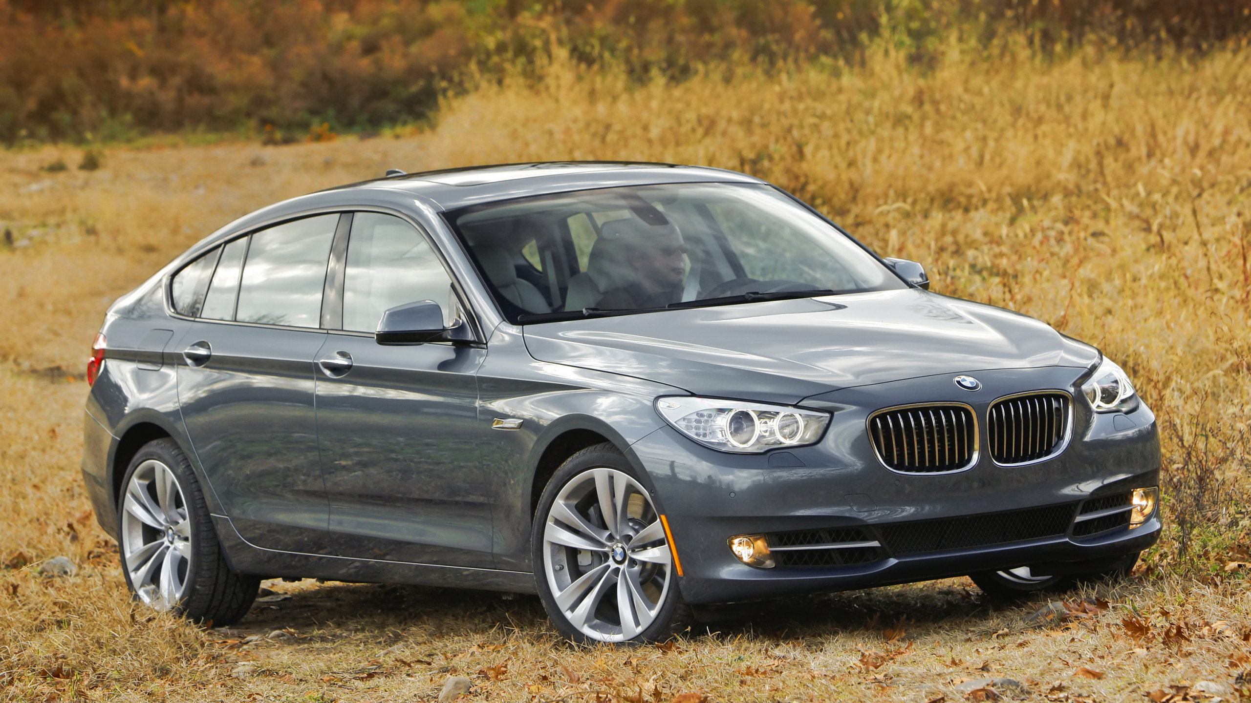 Mercedes Benz Clase c Negro en Camino de Tierra Durante el Día. Wallpaper in 2560x1440 Resolution