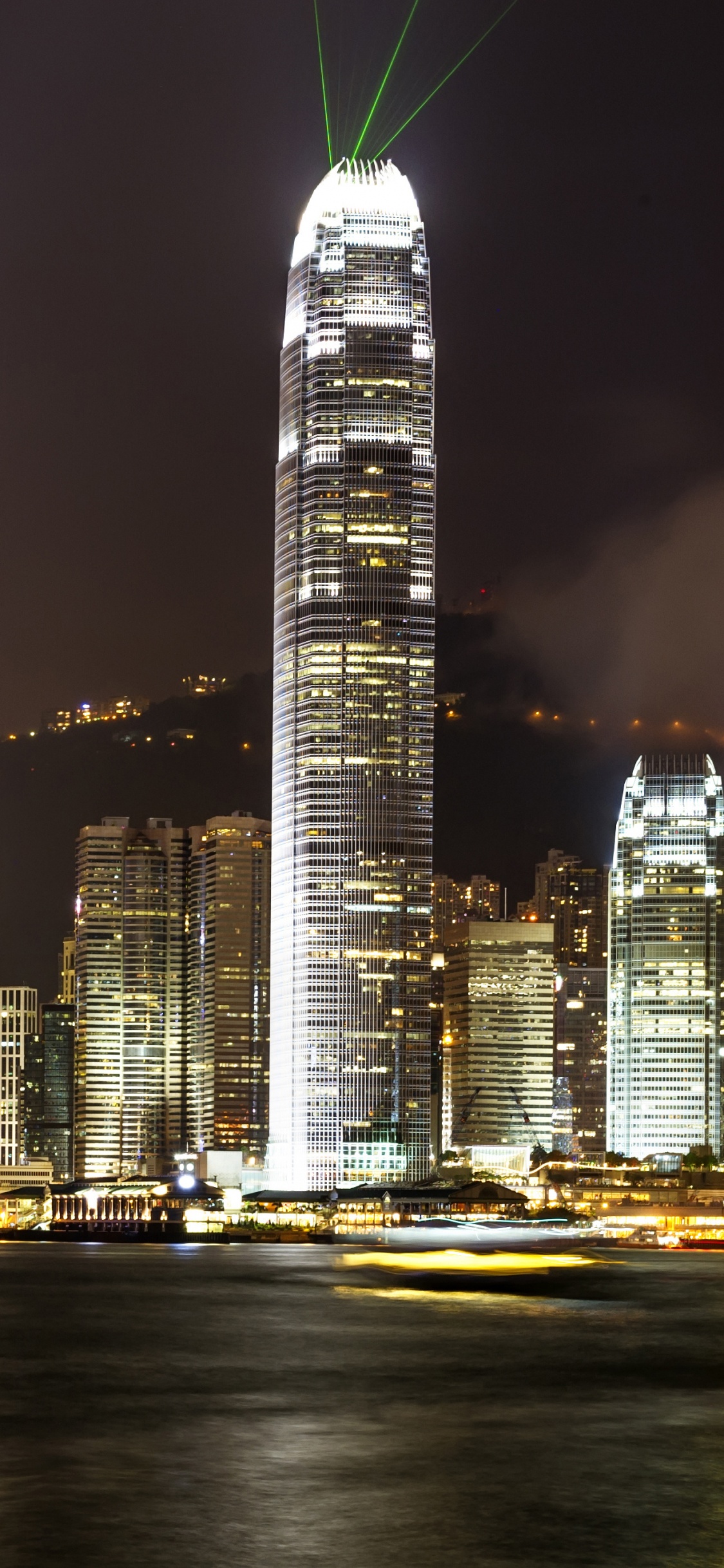 Skyline Der Stadt Bei Nacht Night. Wallpaper in 1125x2436 Resolution