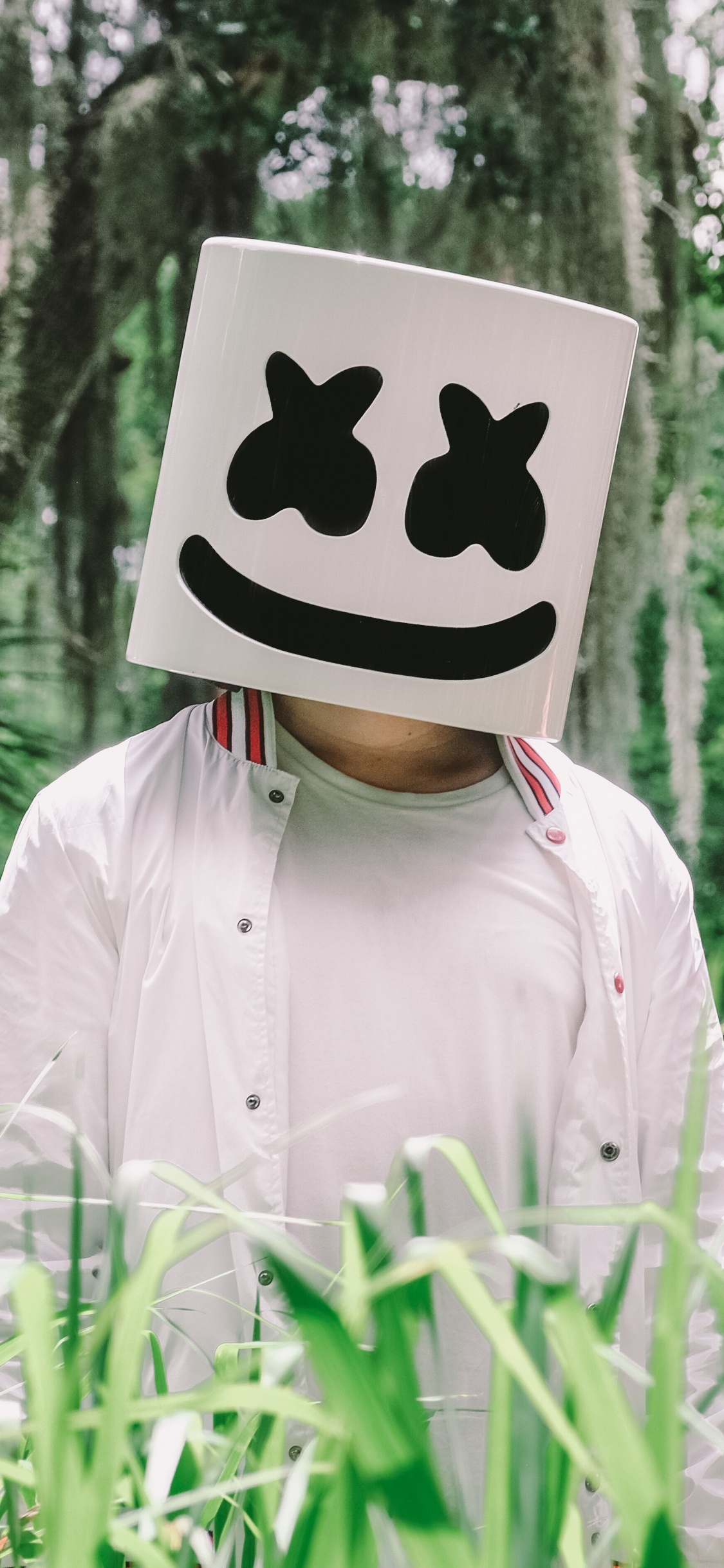 Silence, Les Gens Dans la Nature, Adaptation, Costume, Sourire. Wallpaper in 1125x2436 Resolution